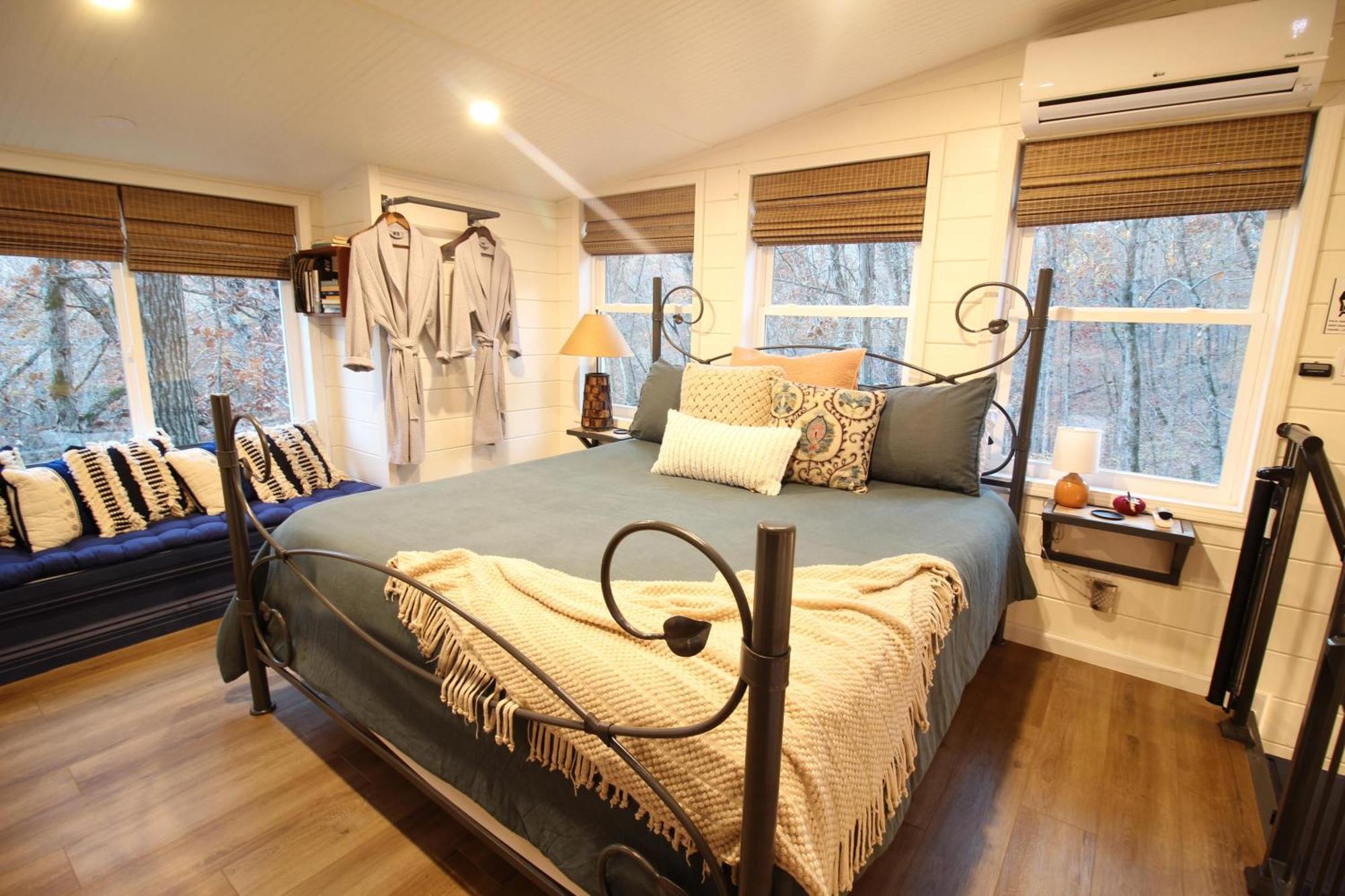 Holiday home Secluded Treehouse In The Woods - Tree Hugger Hideaway Branson