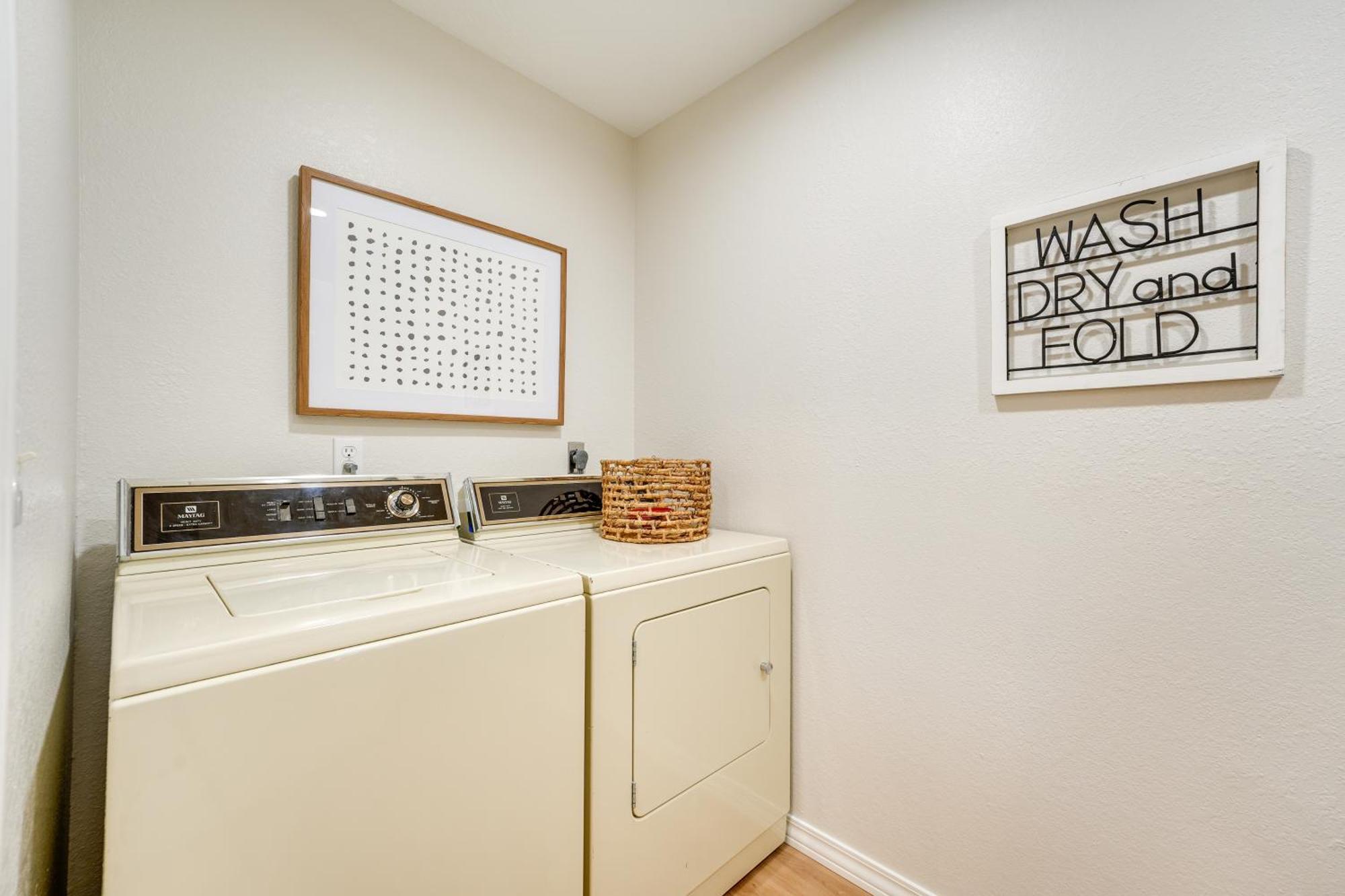 Getaway With Balcony And Amenities!