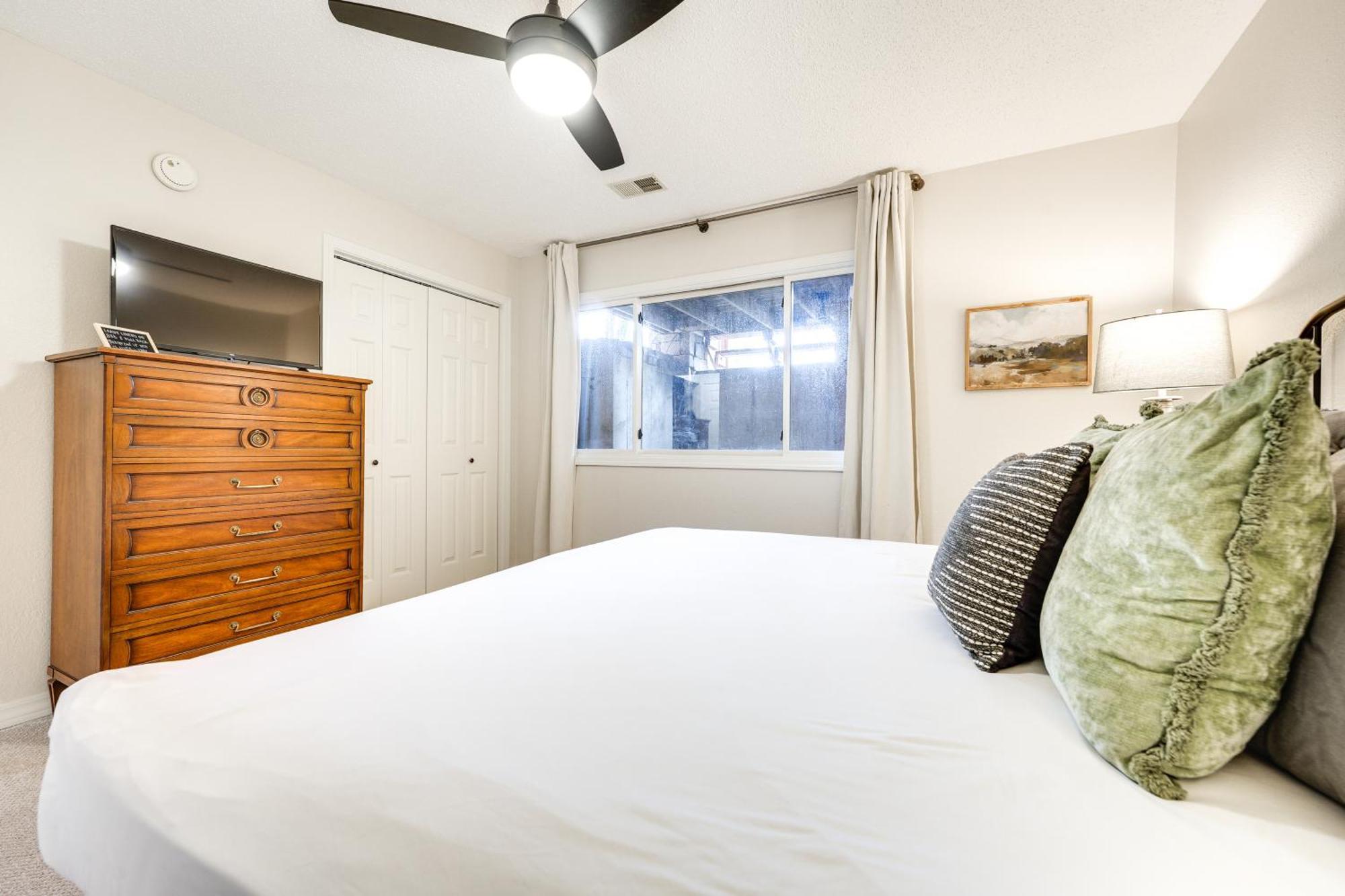 Getaway With Balcony And Amenities!