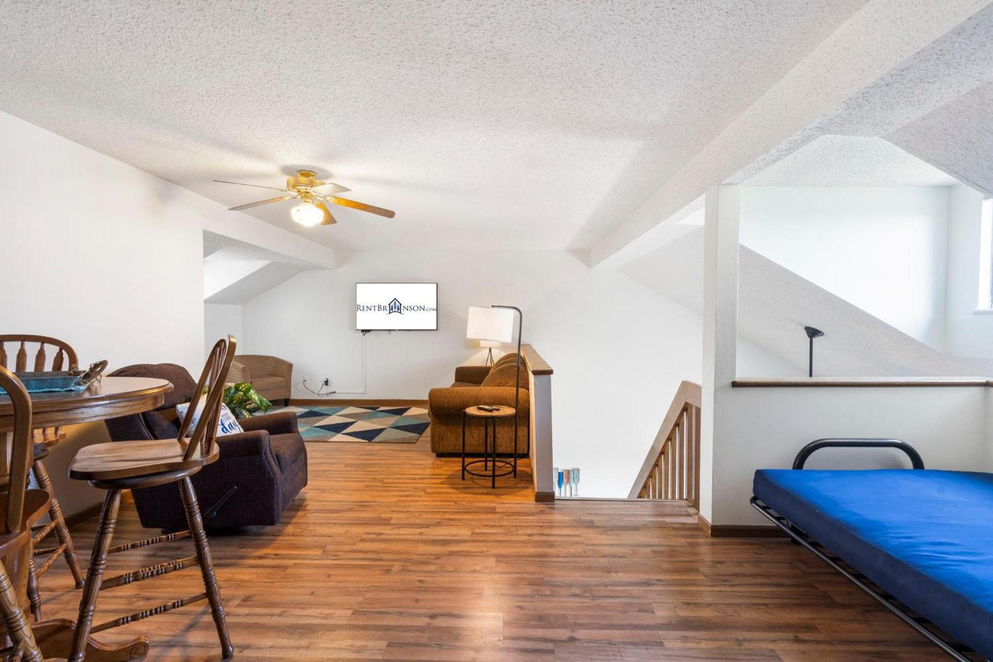 Shagbark Hickory -- 1010 Holiday home Branson