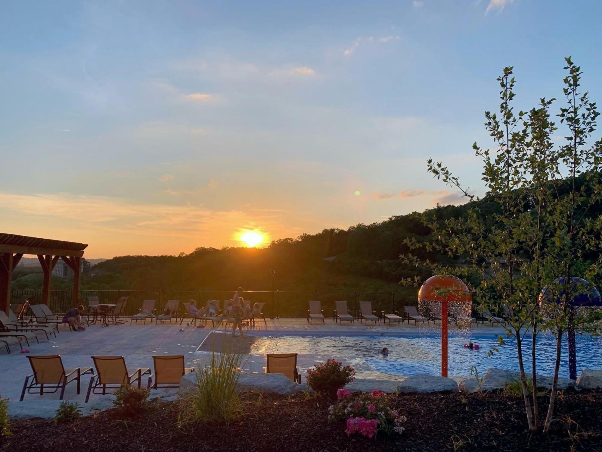 Chateau On The Cove * Branson