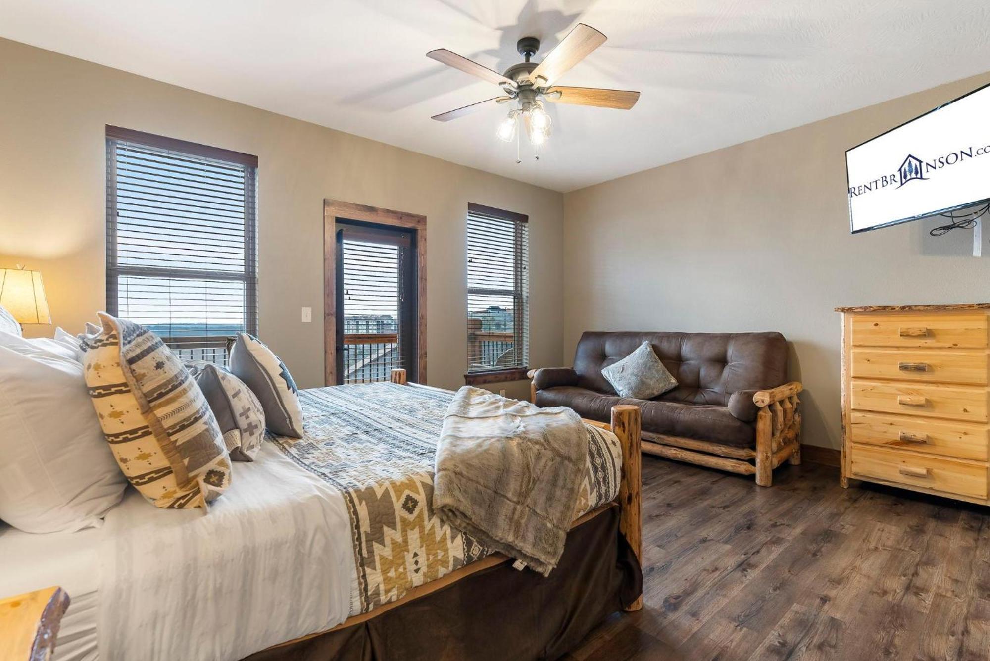 Holiday home Chateau On The Cove Branson