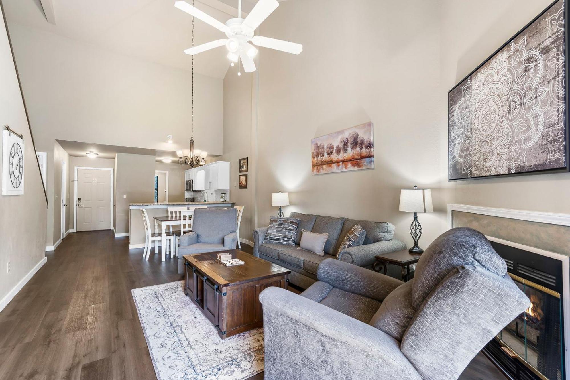 Elegant Lakeside Retreat In Apartment Branson