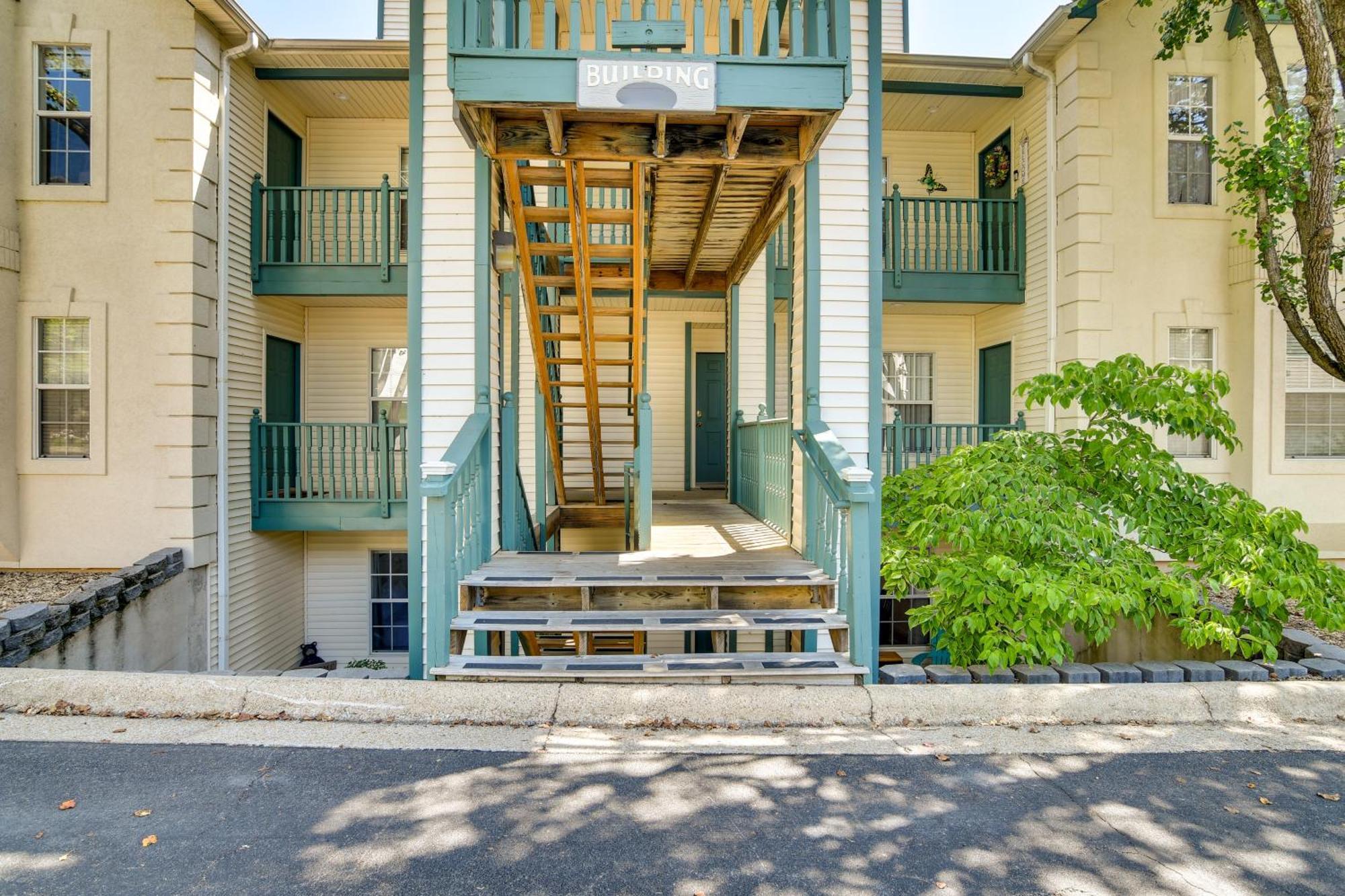 With Screened Patio, Pool Access Branson