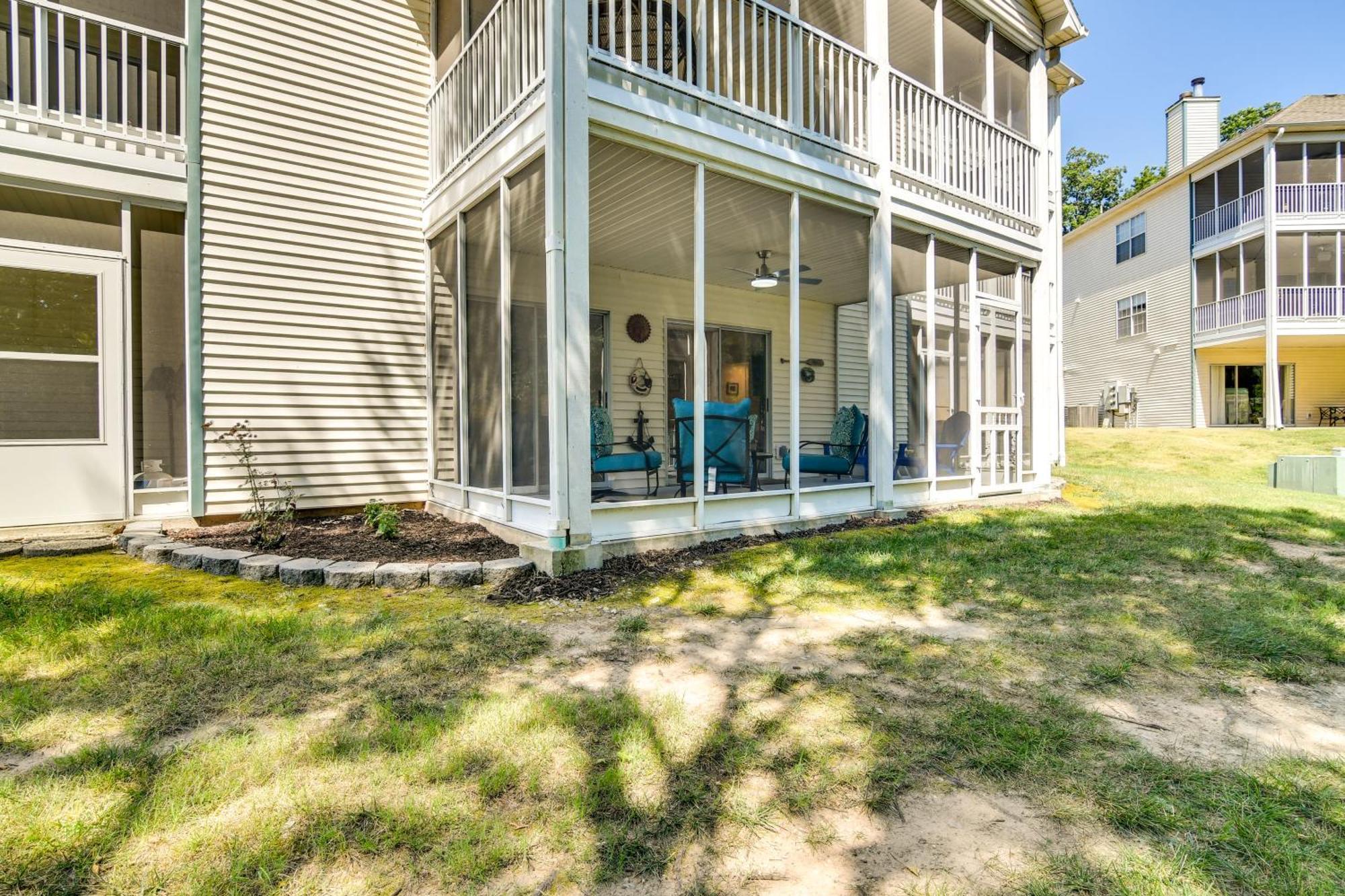With Screened Patio, Pool Access Apartment *