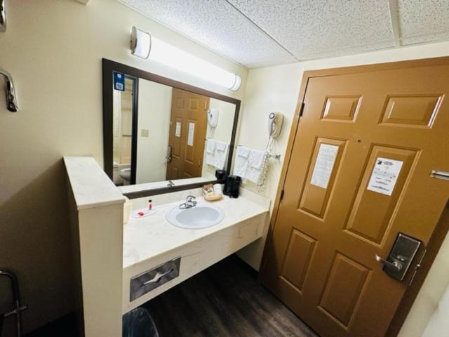 Super 8 By Wyndham By Andy Williams Theatre