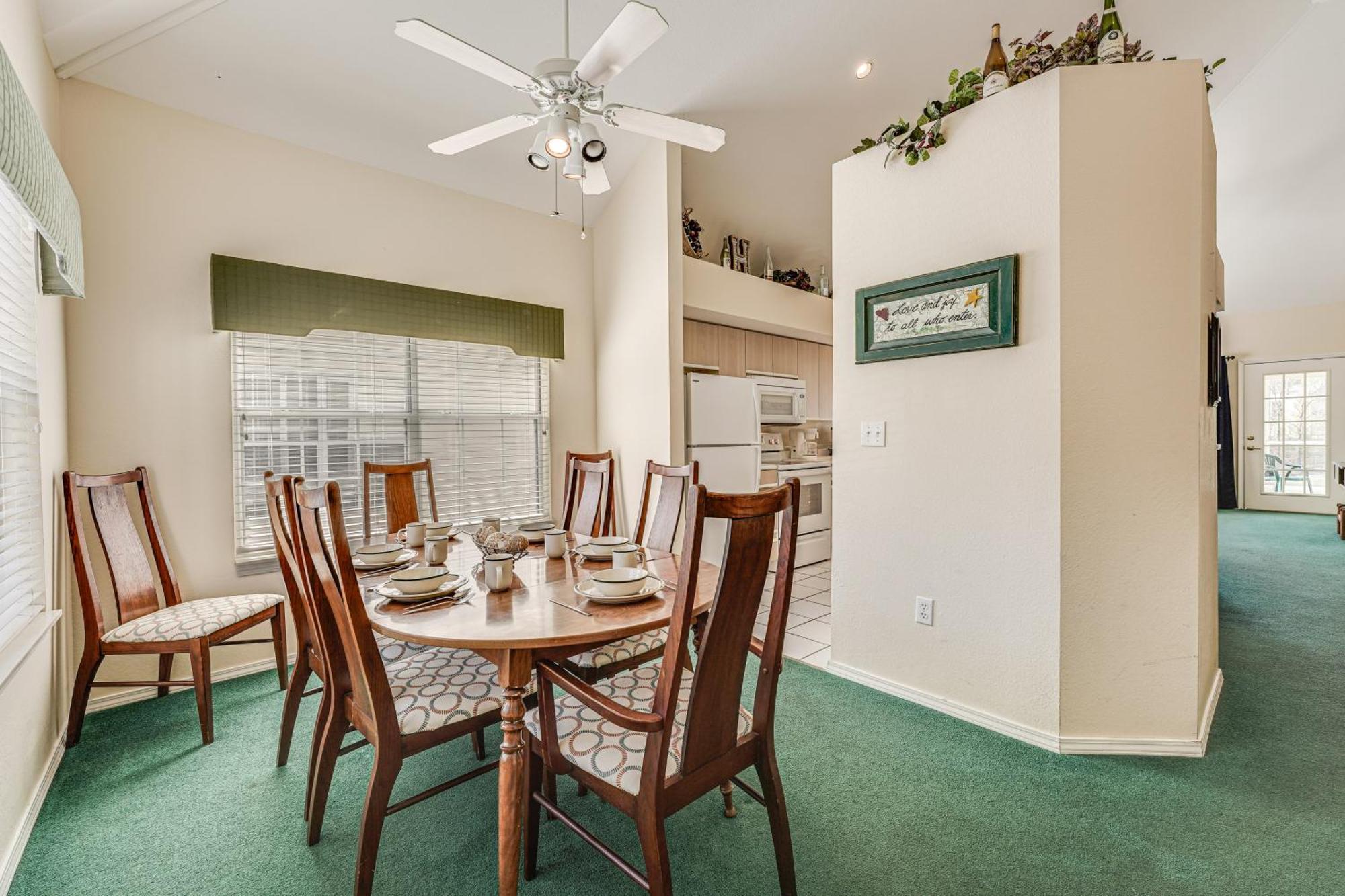 Apartment With Golf Course Views Walk To Strip!