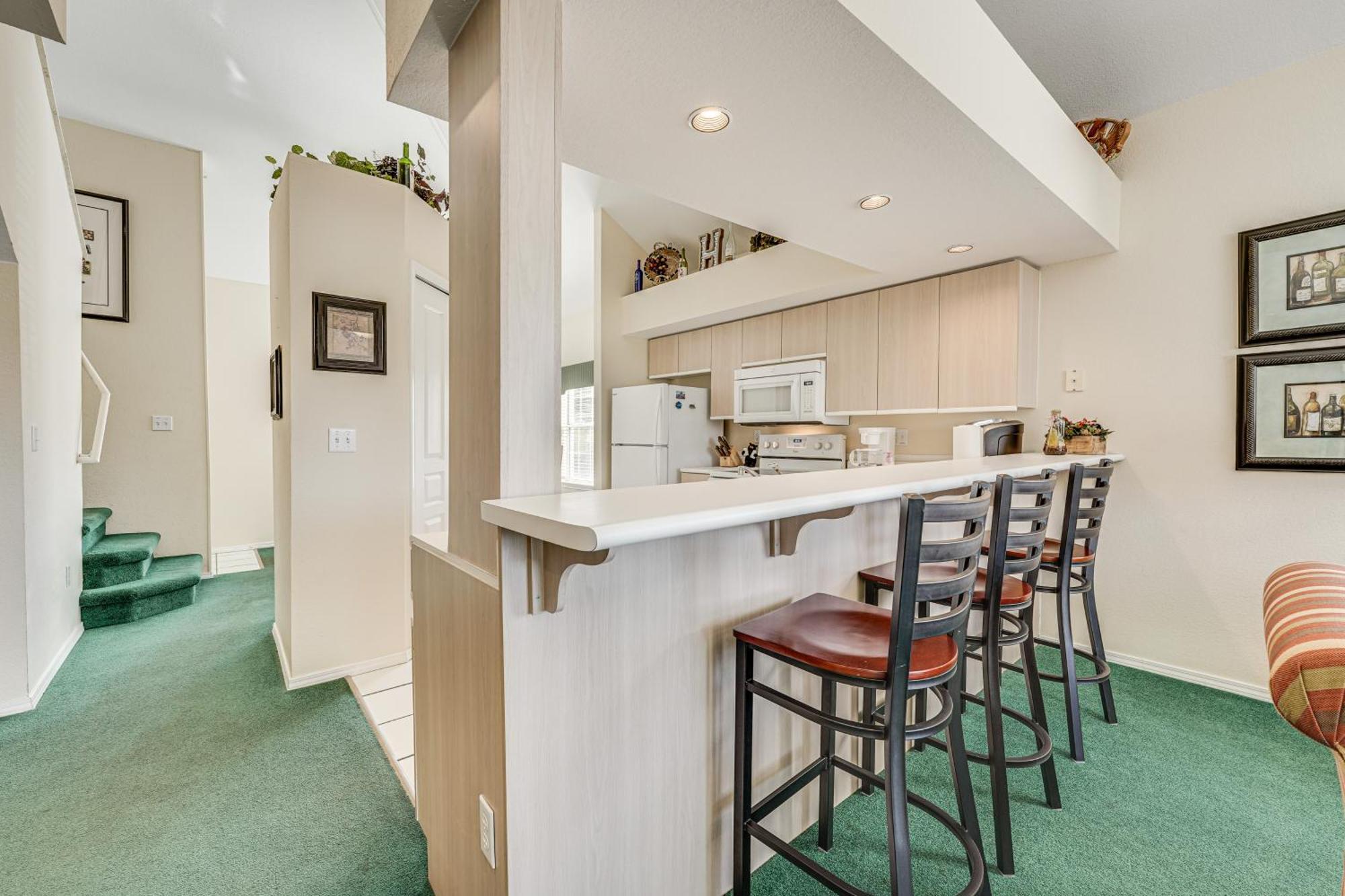 Apartment With Golf Course Views Walk To Strip!