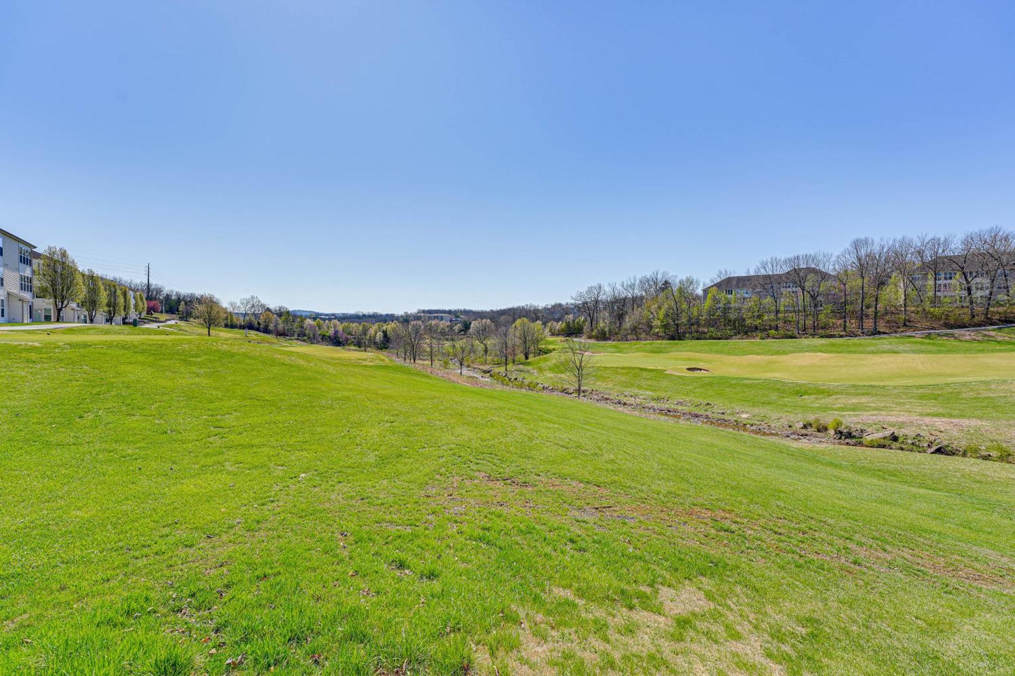 With Golf Course Views Walk To Strip! Apartment