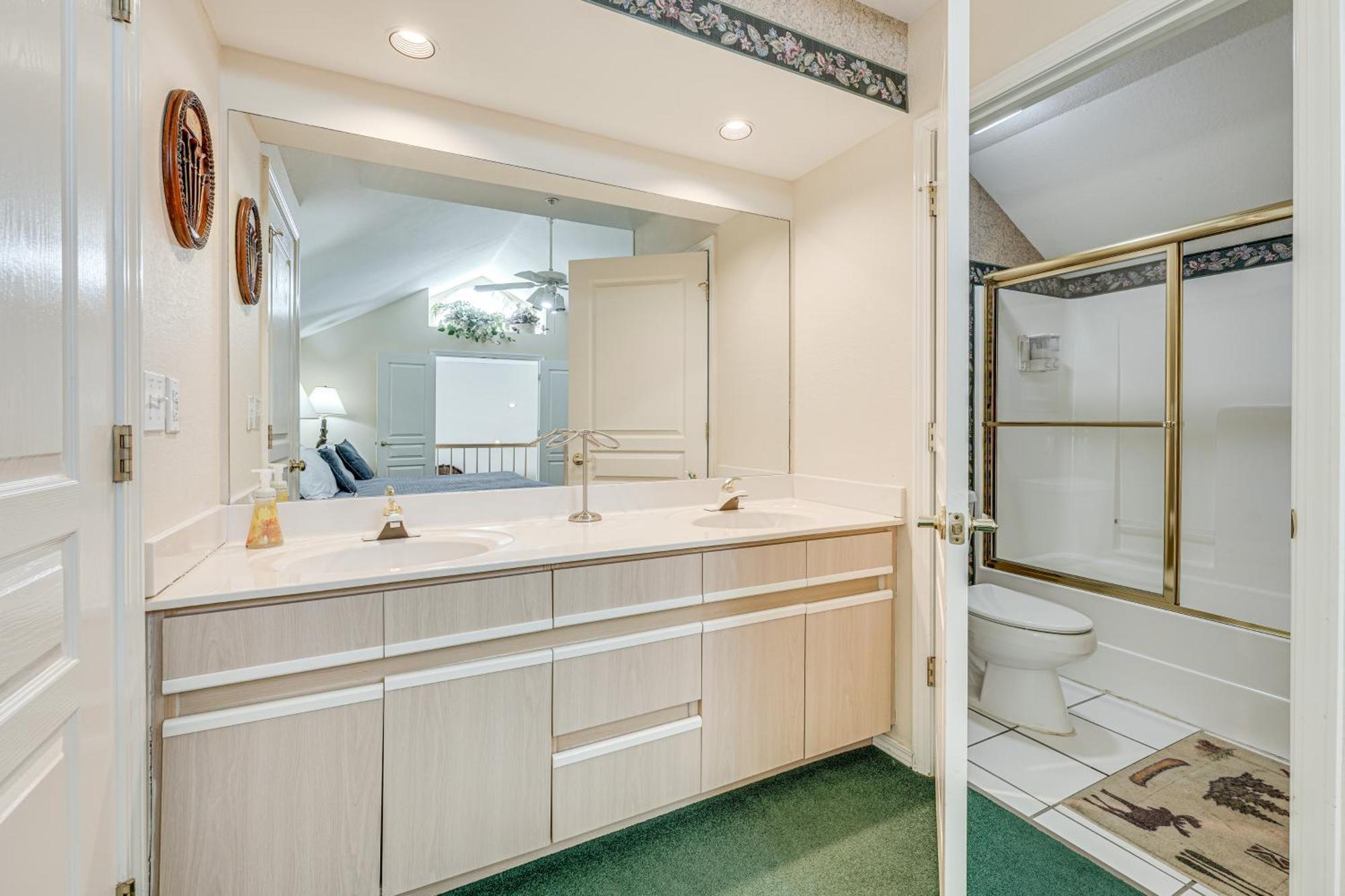 Apartment With Golf Course Views Walk To Strip! *