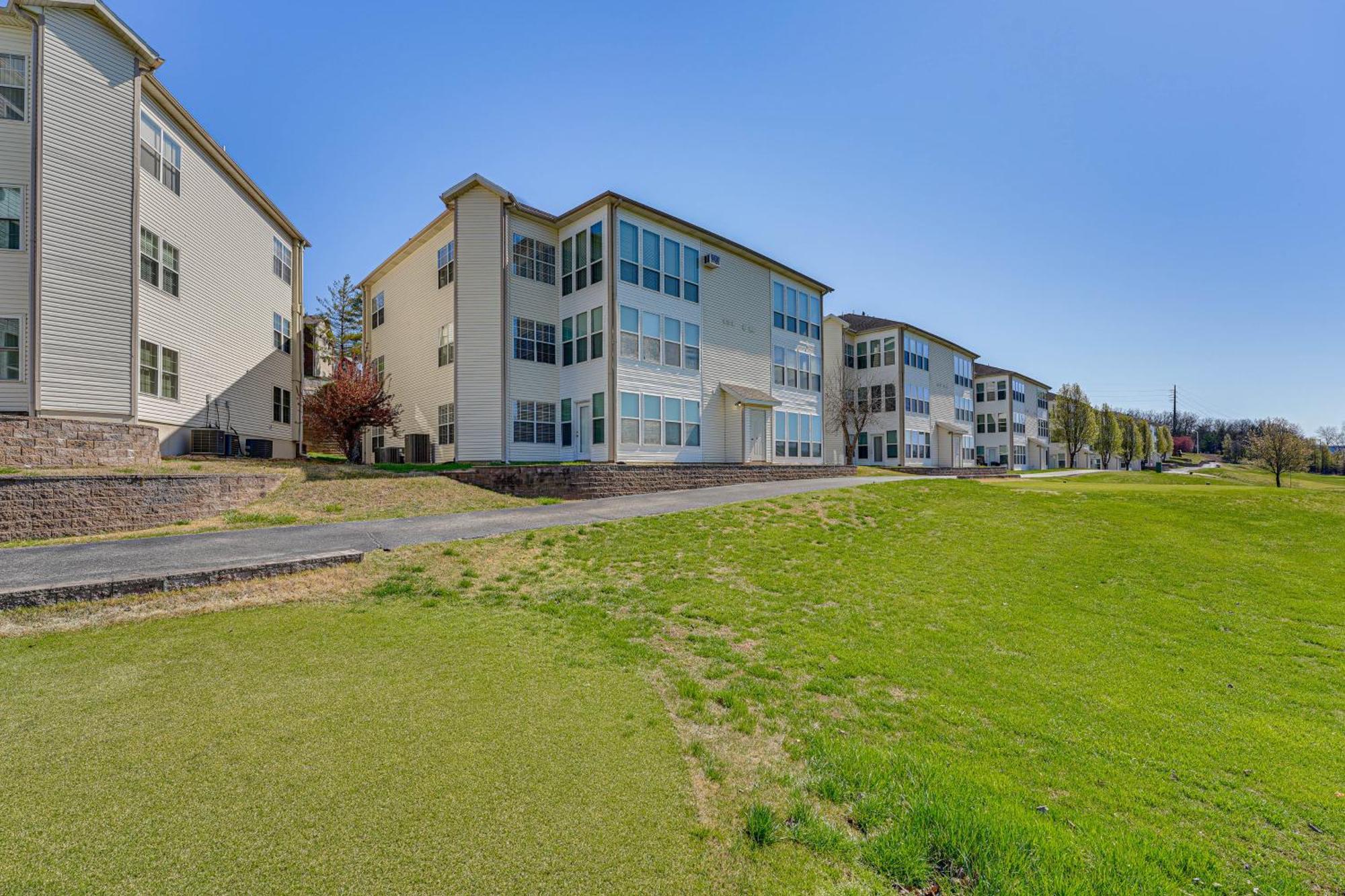 With Golf Course Views Walk To Strip! Apartment Branson