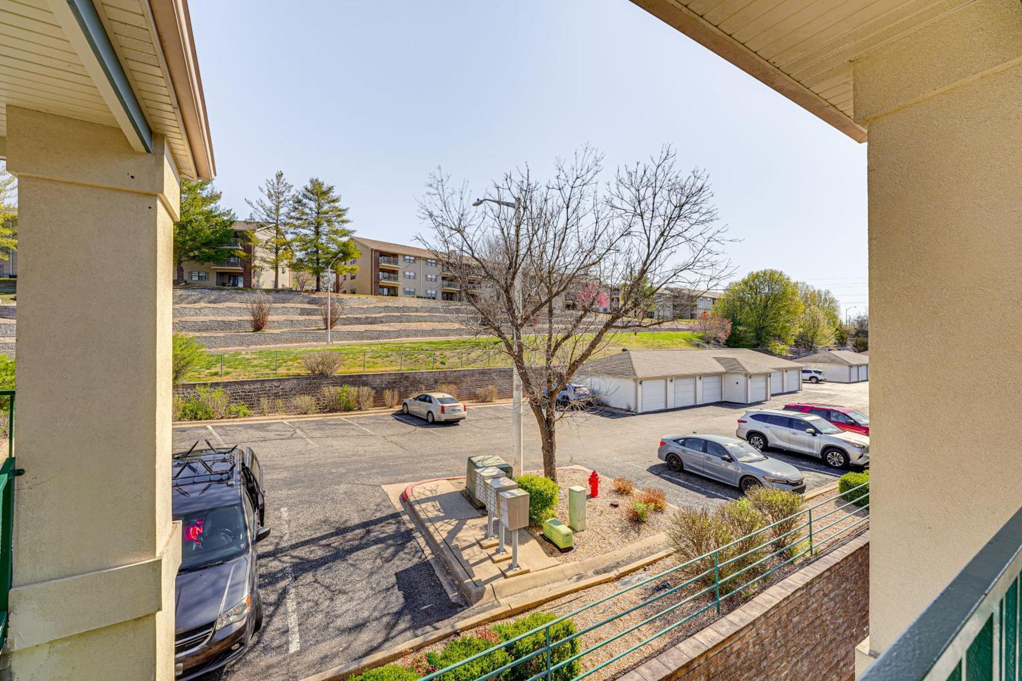 With Golf Course Views Walk To Strip! Branson