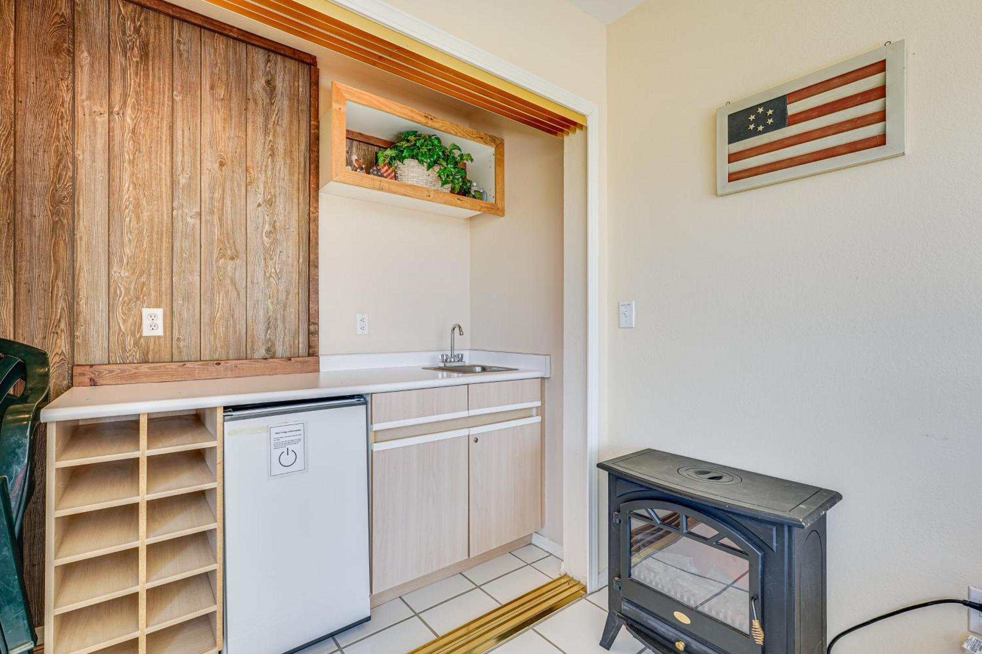 With Golf Course Views Walk To Strip! Apartment