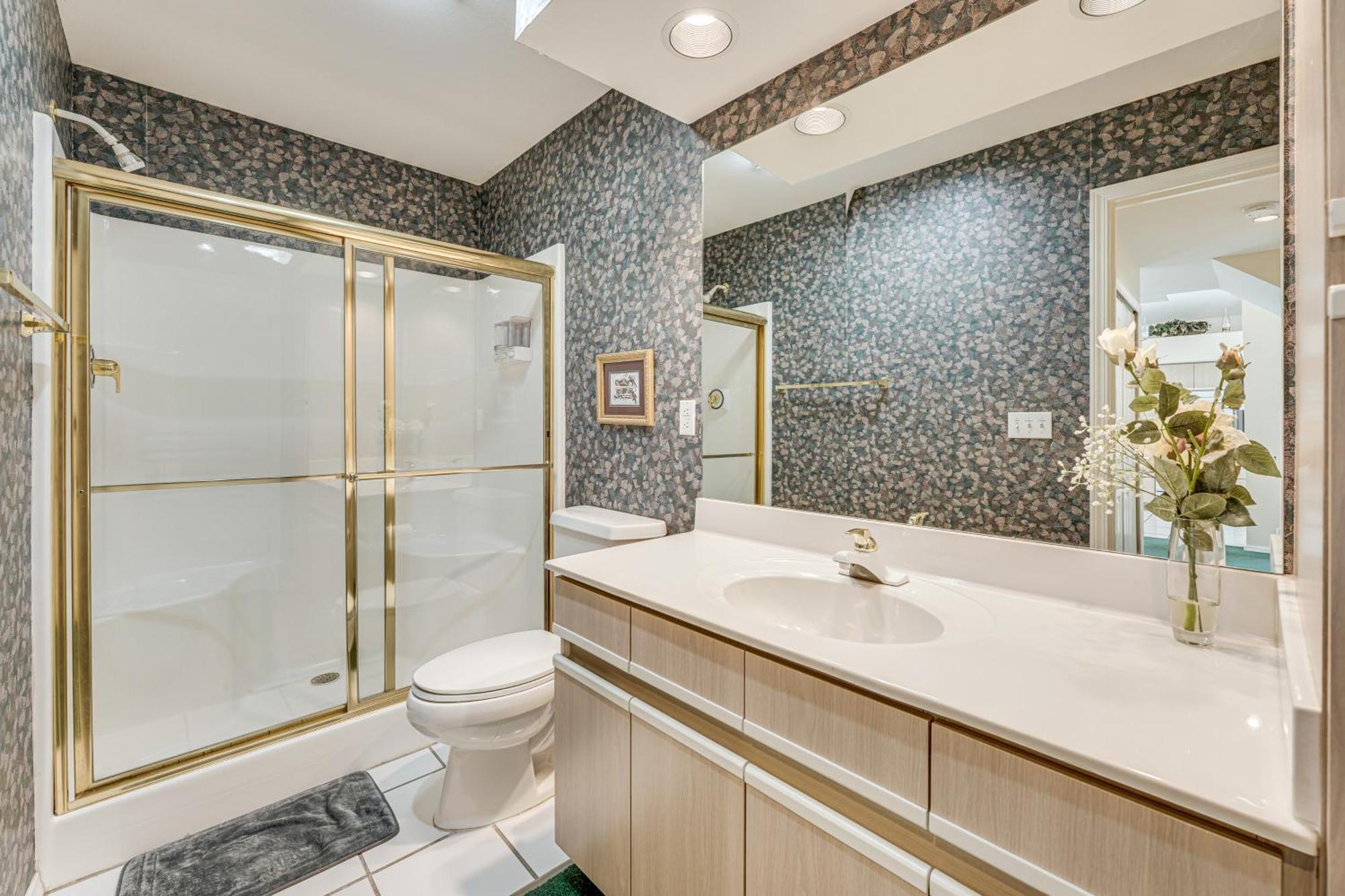 With Golf Course Views Walk To Strip! Apartment *