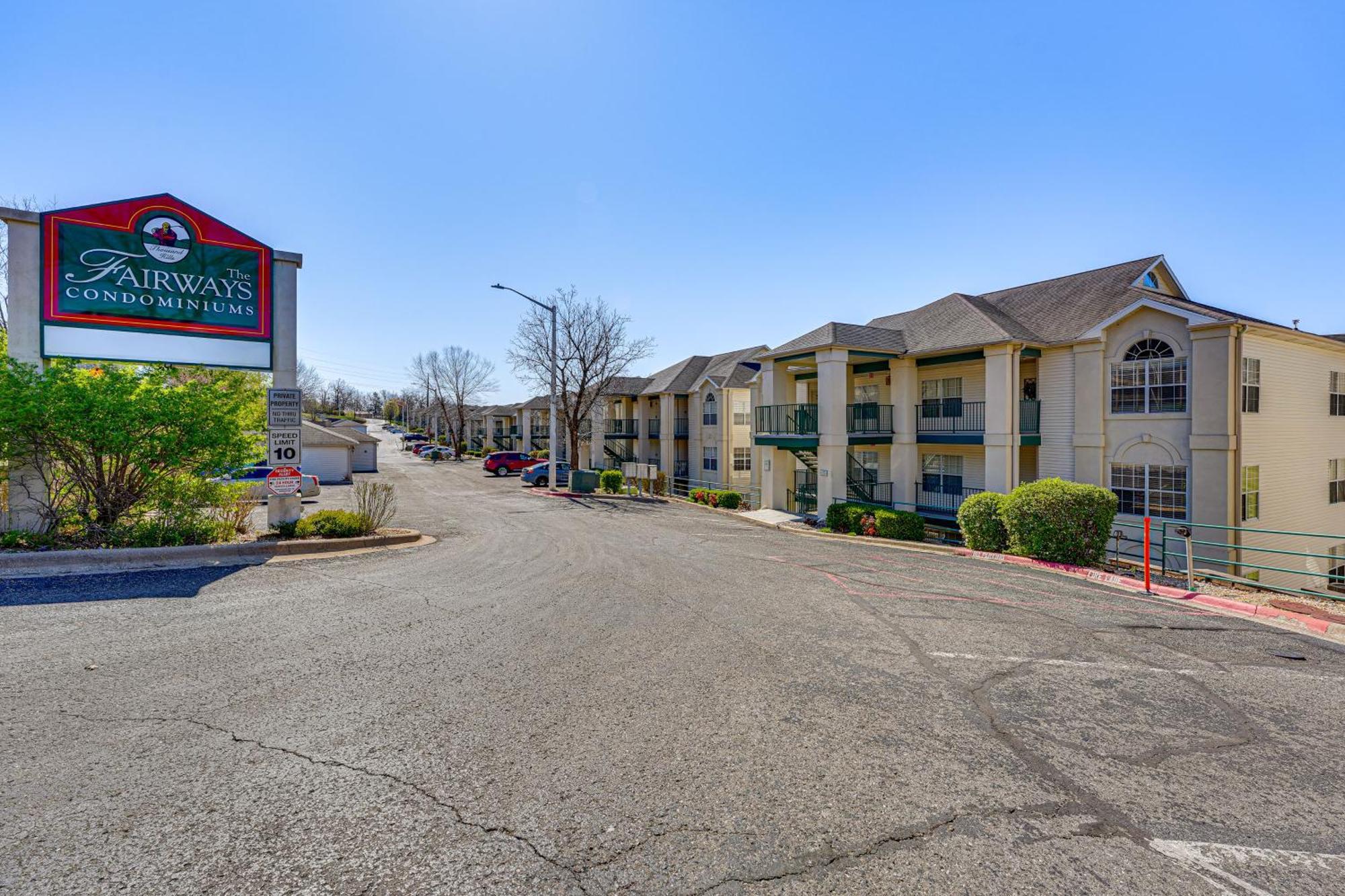 With Golf Course Views Walk To Strip! Apartment Branson