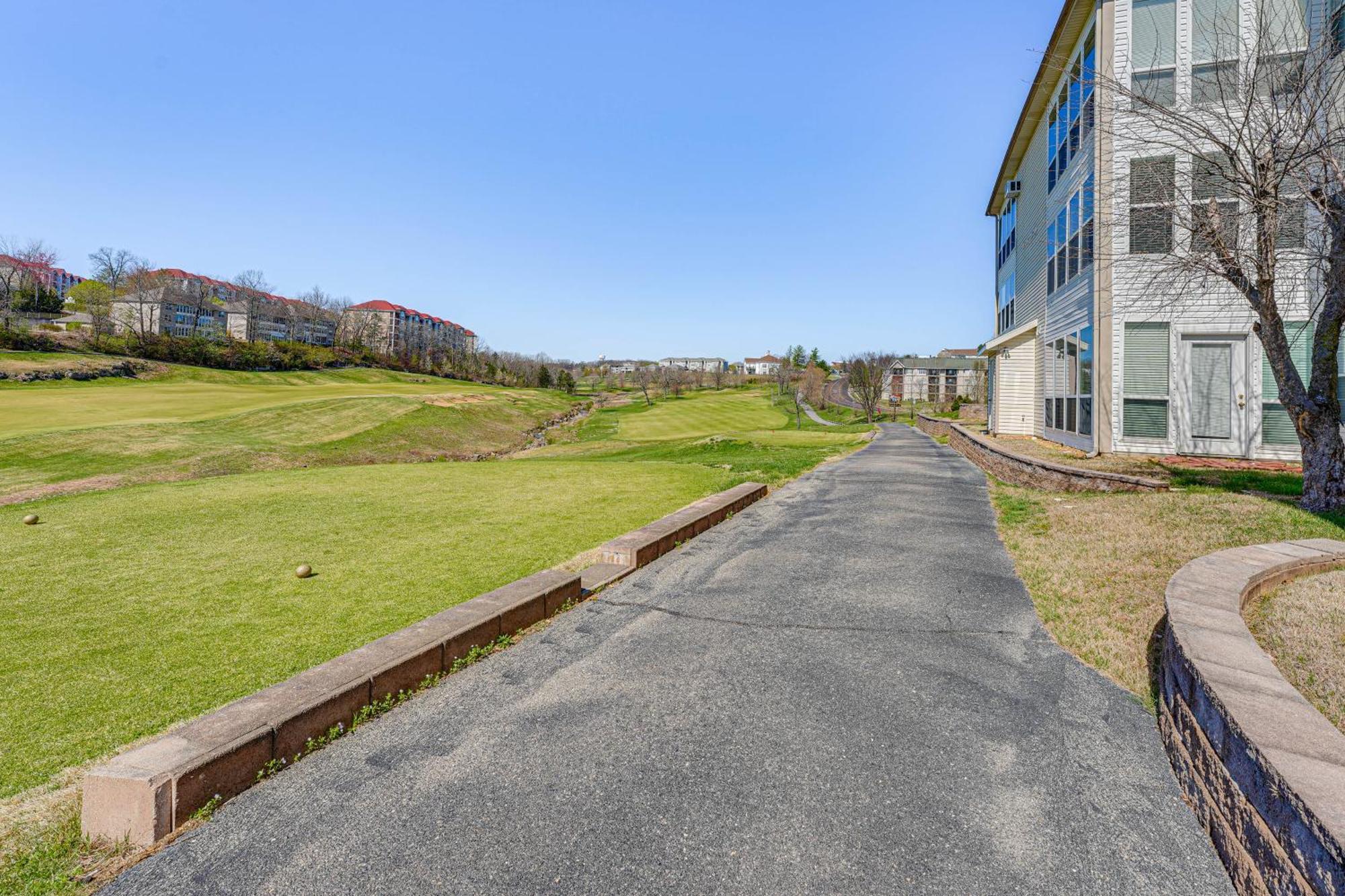 With Golf Course Views Walk To Strip! Apartment *