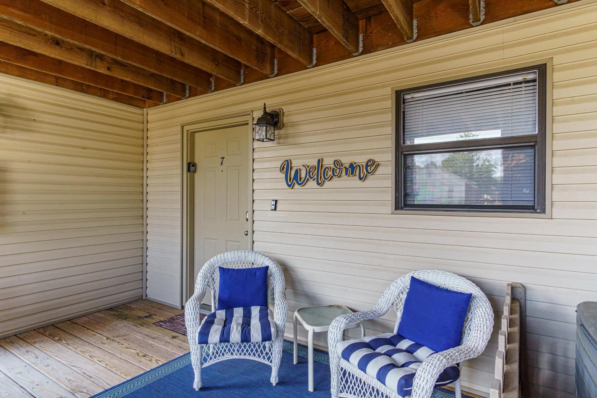 Bluff Retreat - Sleeps 6 - Heated Pool - Golf Apartment