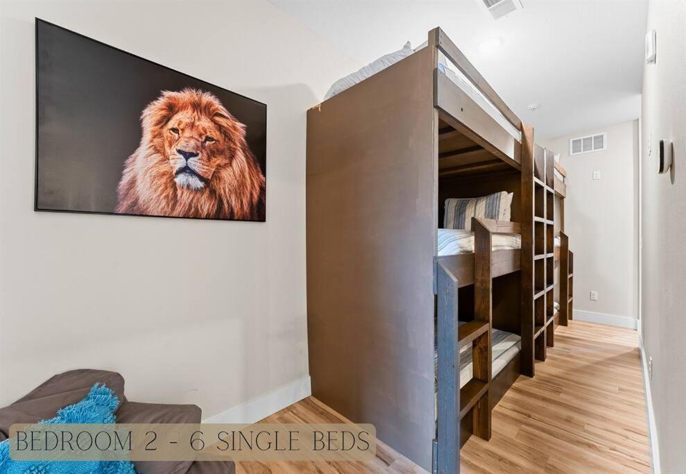 Lakeside Splendor: 9br, Hot Tub, Arcade, Views! Holiday home
