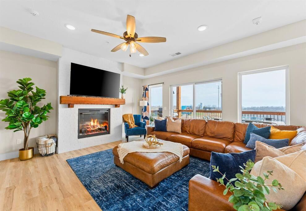 Lakeside Splendor: 9br, Hot Tub, Arcade, Views! Holiday home