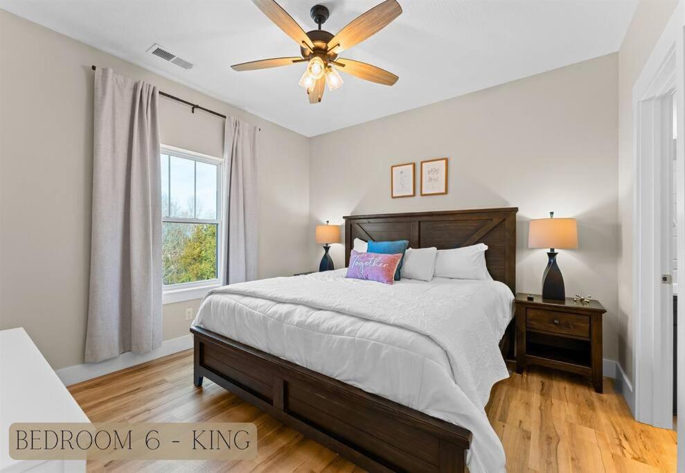 Lakeside Splendor: 9br, Hot Tub, Arcade, Views! * Branson