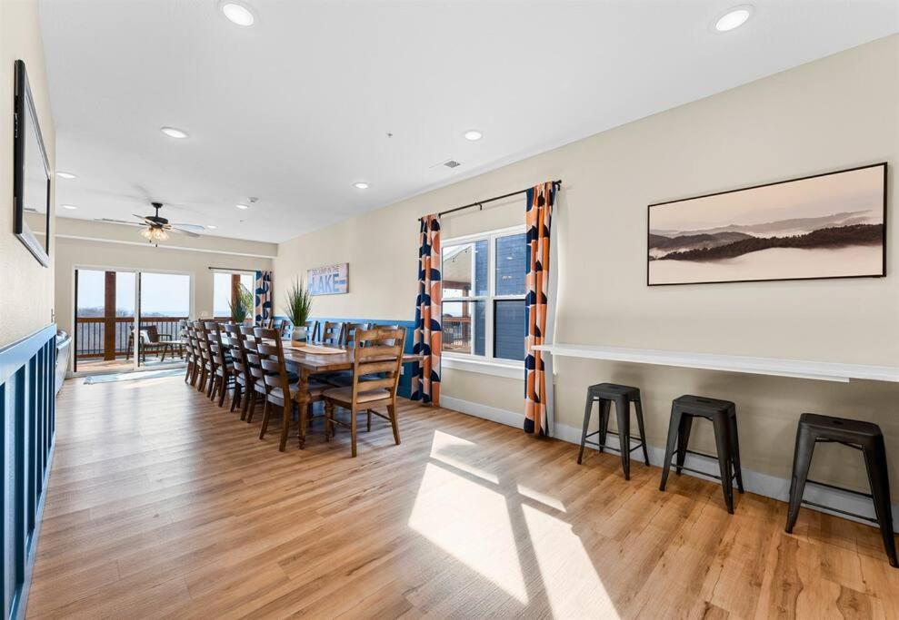 Lakeside Splendor: 9br, Hot Tub, Arcade, Views! *