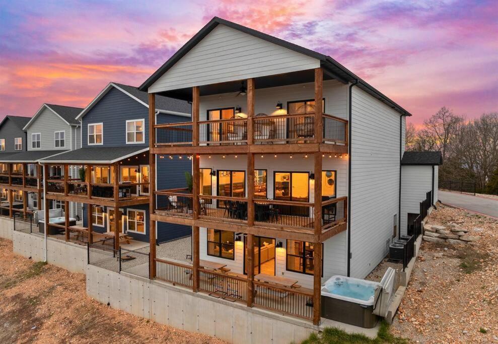 Holiday home Lakeside Splendor: 9br, Hot Tub, Arcade, Views!