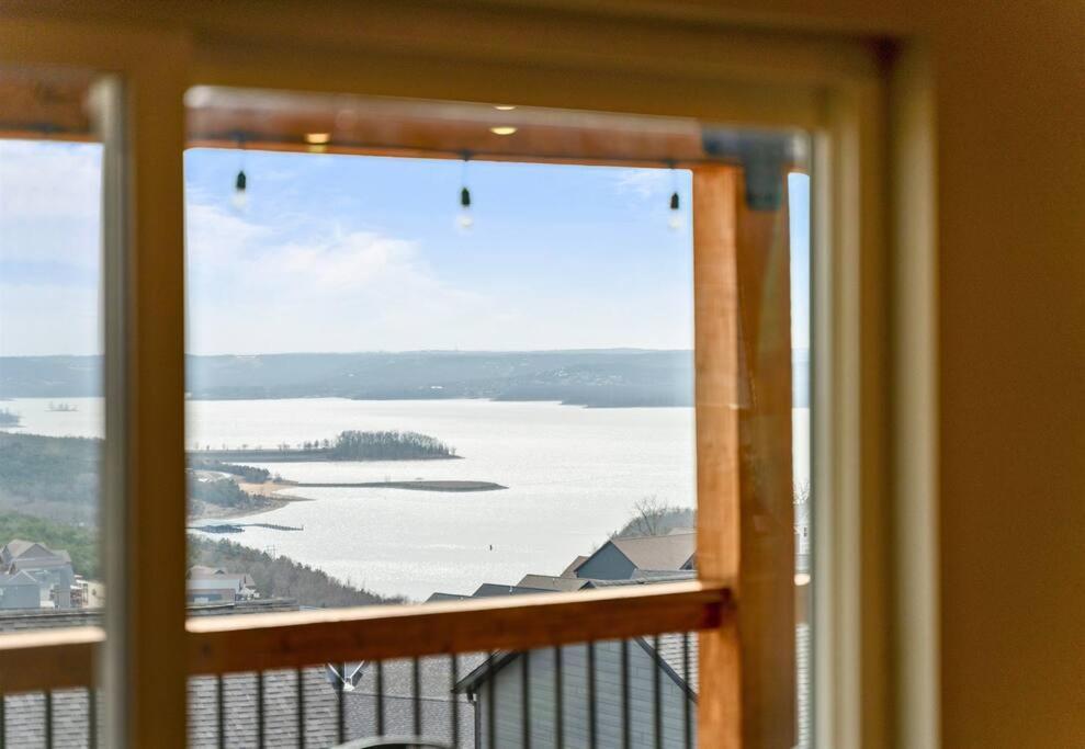 Holiday home Luxury Lakefront: 9br/8.5ba, Views, Peak Comfort