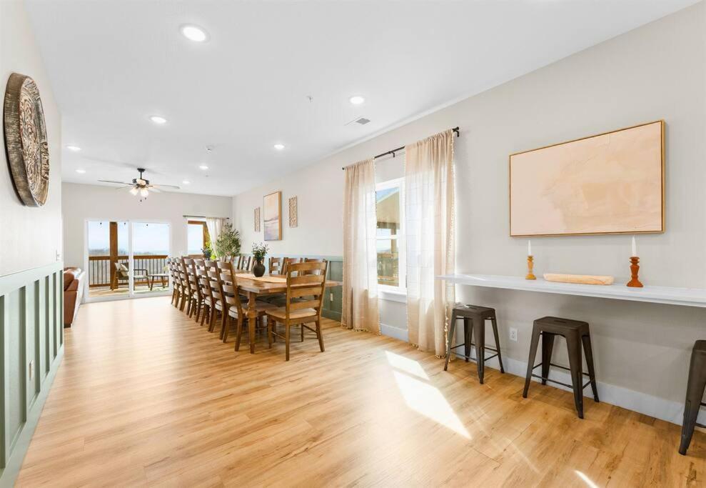 Luxury Lakefront: 9br/8.5ba, Views, Peak Comfort Holiday home *