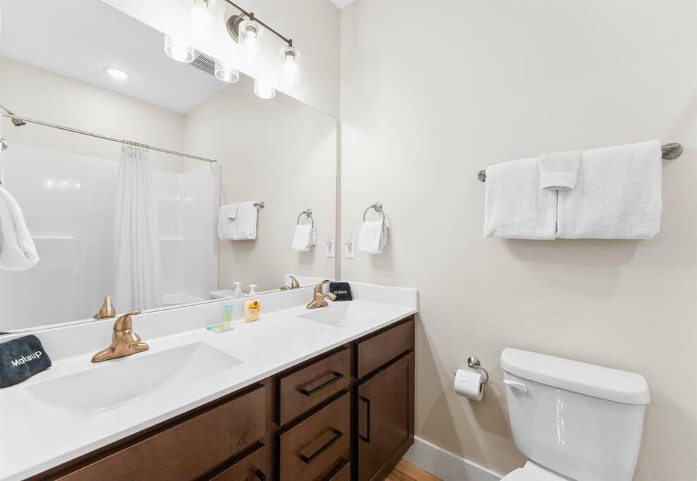 Holiday home Luxury Lakefront: 9br/8.5ba, Views, Peak Comfort
