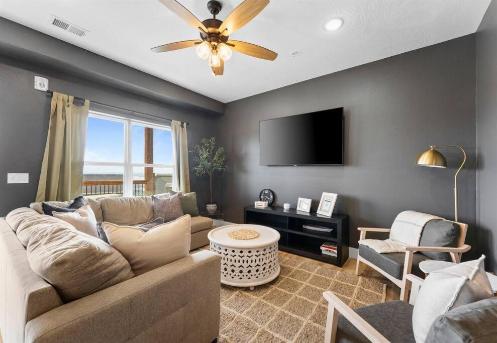 Holiday home Luxury Lakefront: 9br/8.5ba, Views, Peak Comfort *