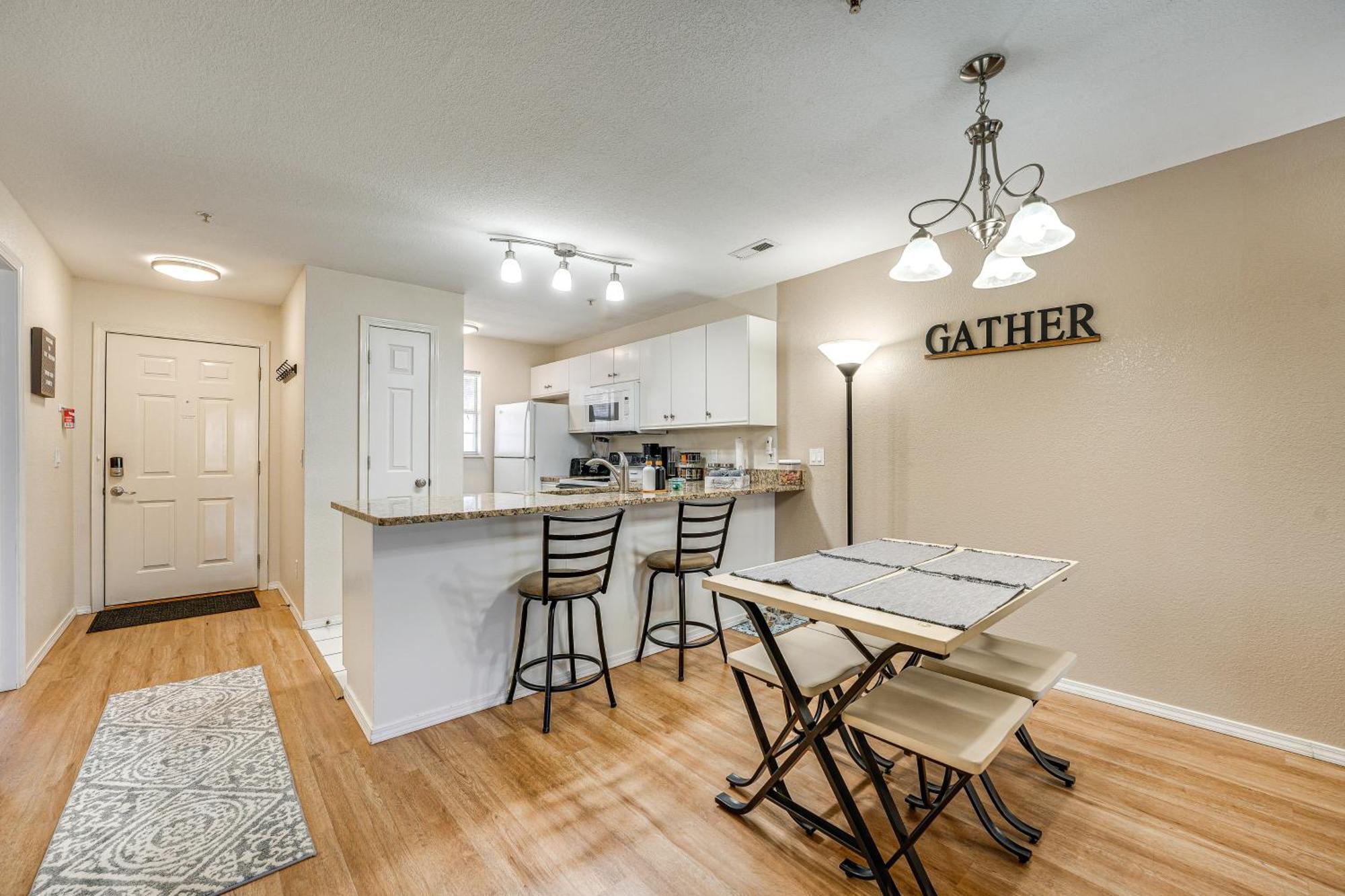 With Screened Porch 4 Mi To Lake! *