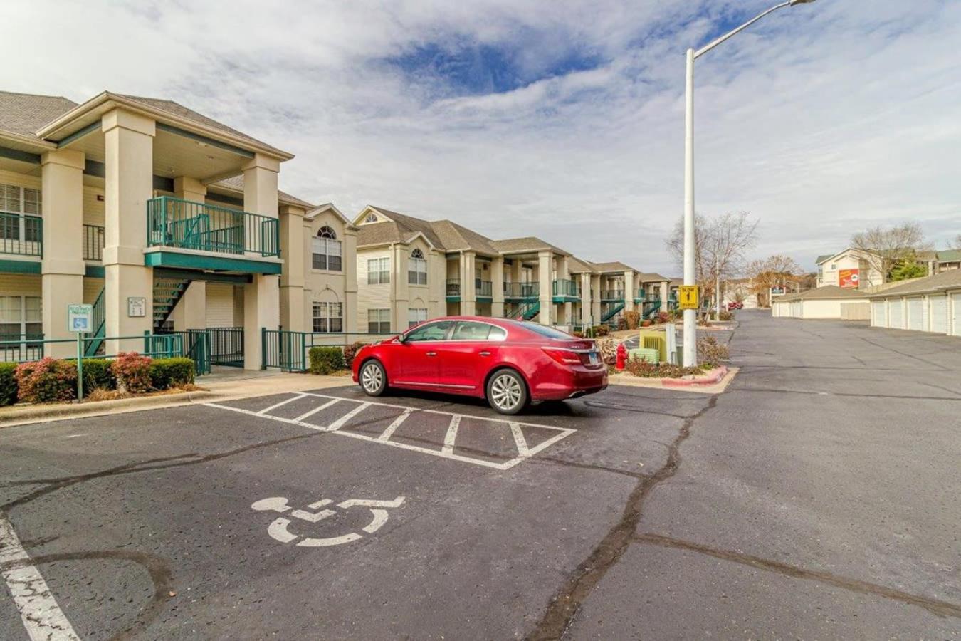 Updated Penthouse On Thousand Hills Golf Course With Views And Close To 76 * Branson