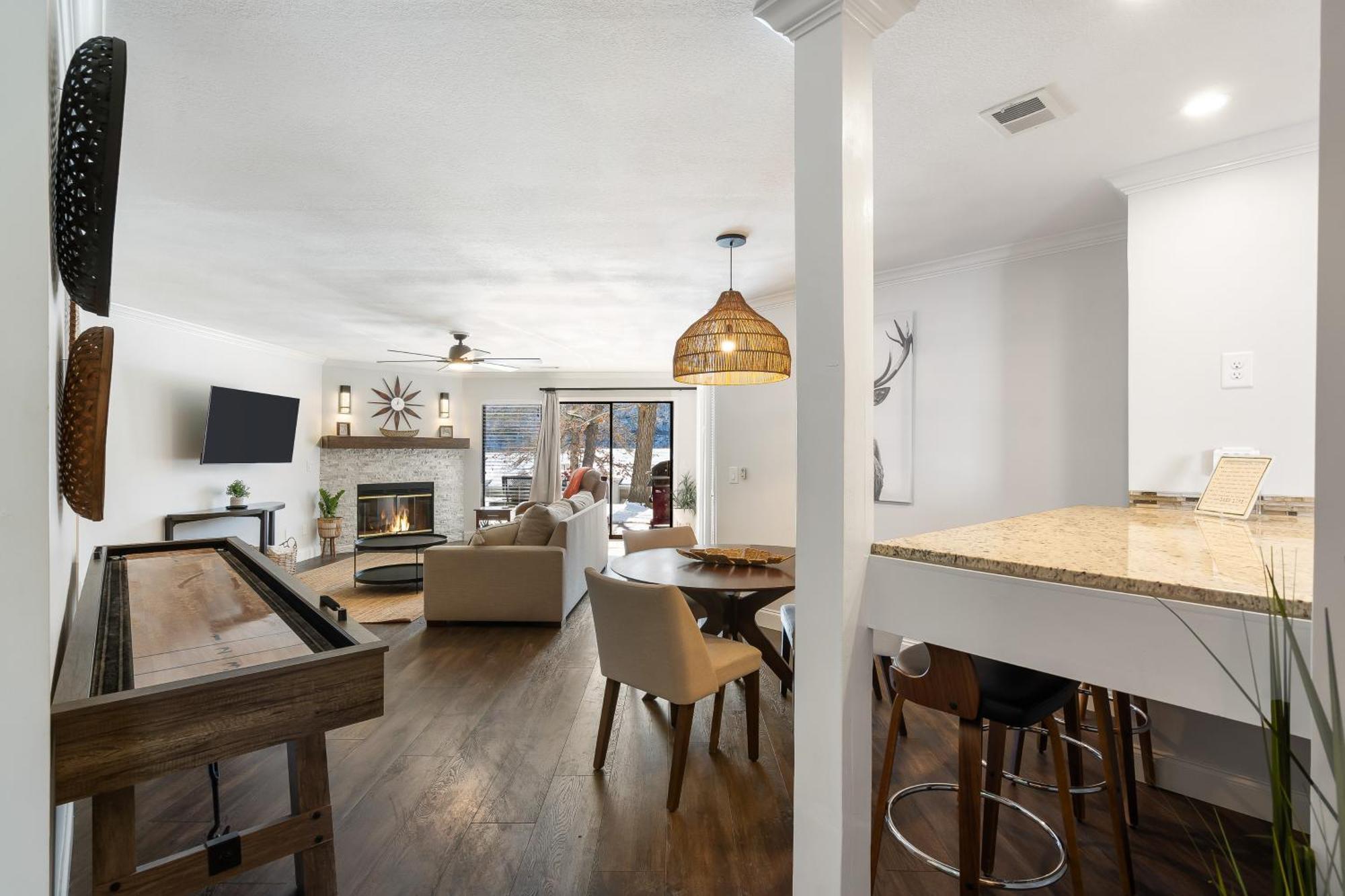 Lavish Escape With And Access Apartment *