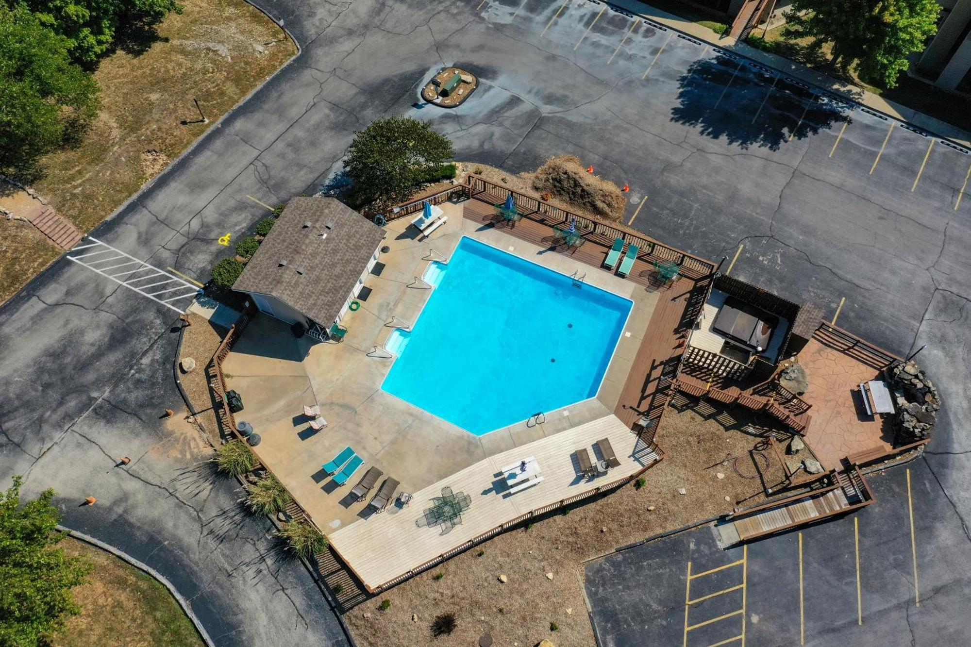 Walk-in, No Stairs Condo, Pets Welcome, 4 Mins To Silver Dollar City, 14 Mins To Ball Park Of America, Amazing Ozark Mountian Views * Branson