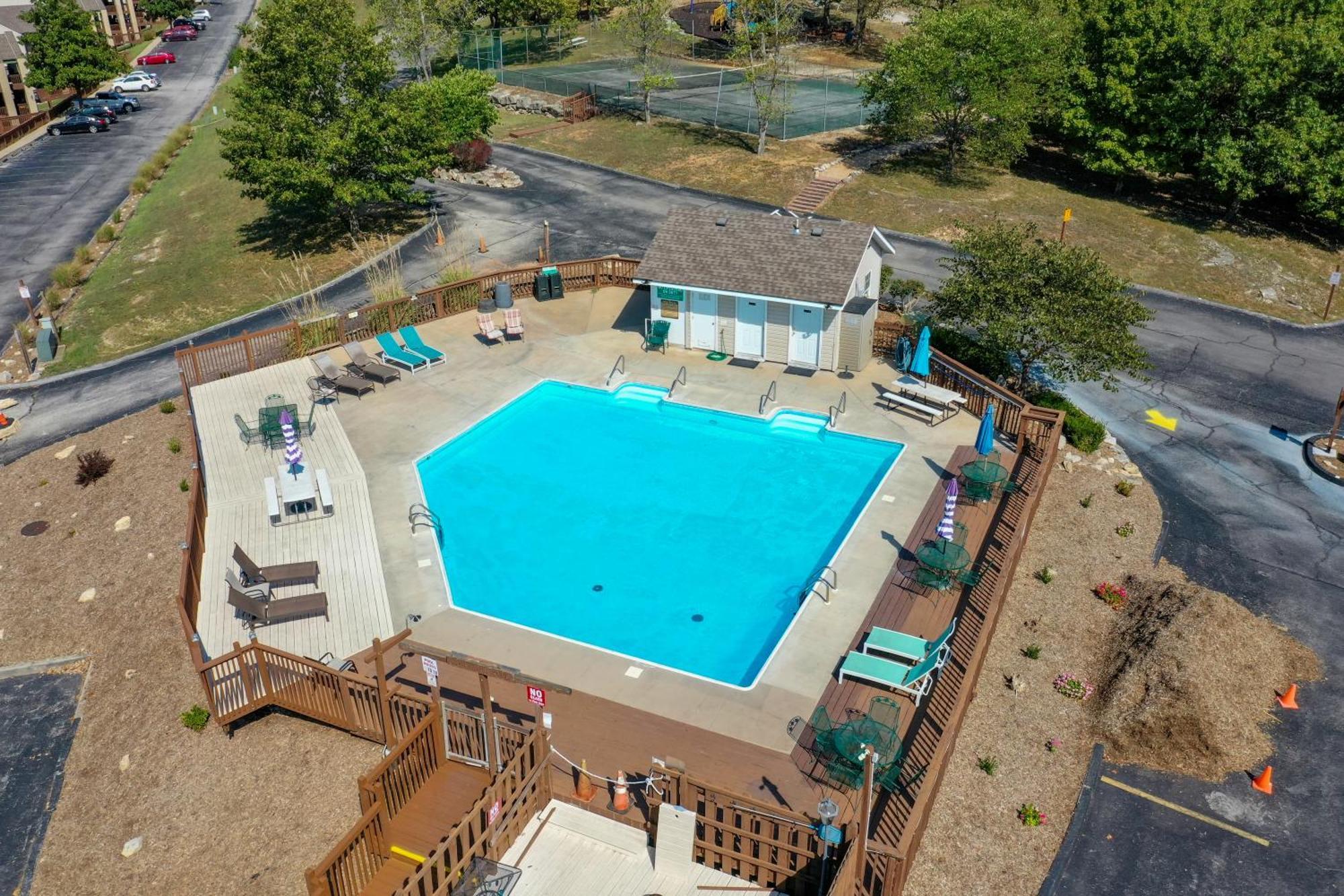 Apartment Walk-in, No Stairs Condo, Pets Welcome, 4 Mins To Silver Dollar City, 14 Mins To Ball Park Of America, Amazing Ozark Mountian Views Branson