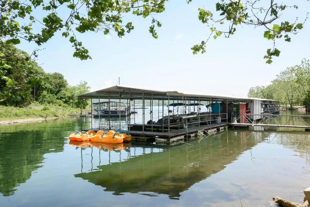 Tribesman Luxury # 8 On Table Rock Near Silver Dollar City, * Branson
