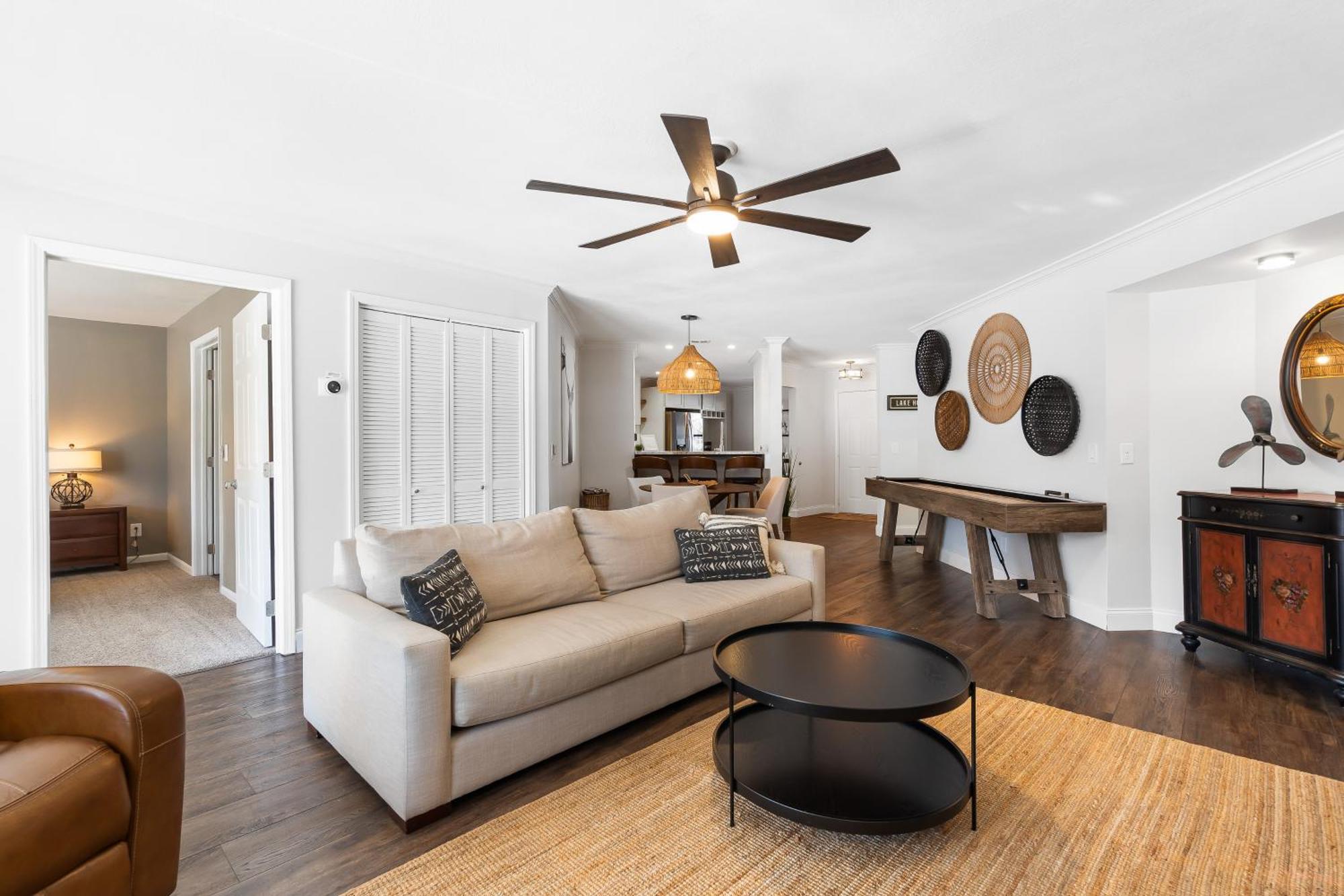 Lavish Escape With And Access Apartment