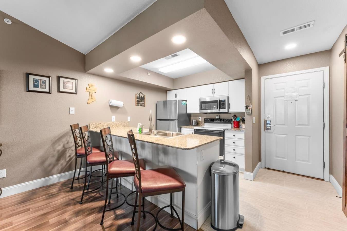 Penthouse Thousand Hills Golf Front With Pool Close To 76 And Sleeps 8 Apartment