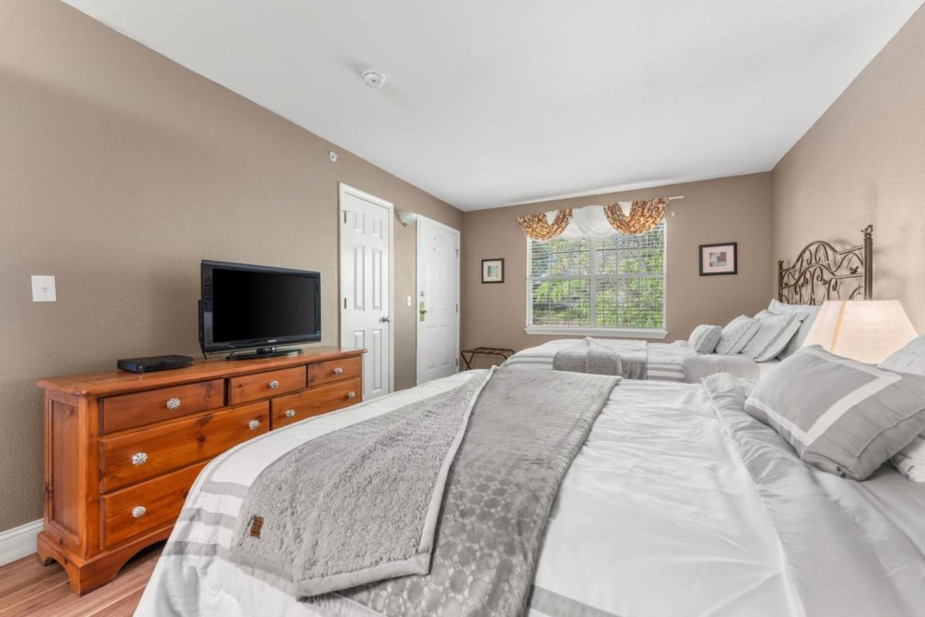 Penthouse Thousand Hills Golf Front With Pool Close To 76 And Sleeps 8 * Branson