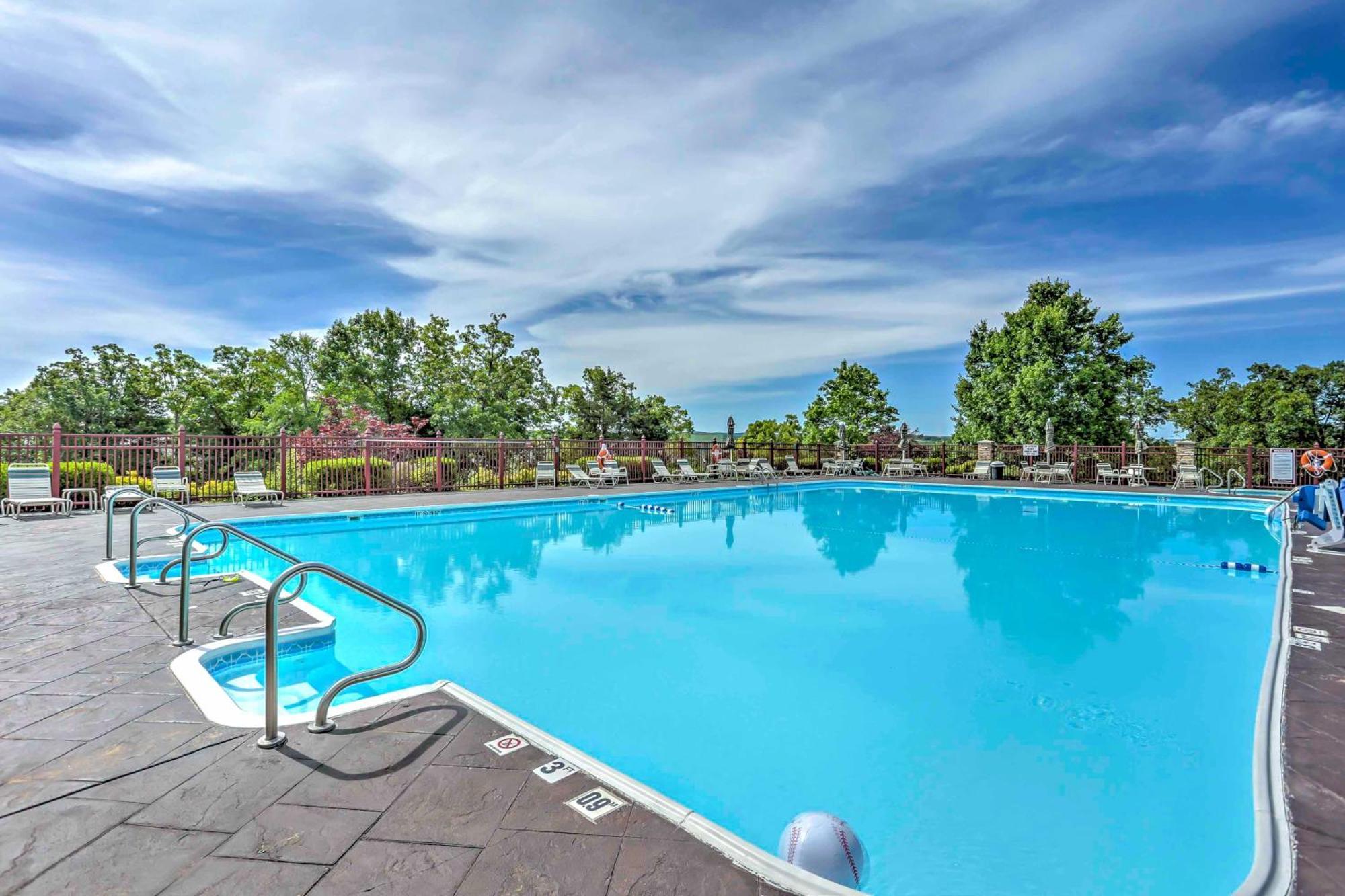 Convenient With Amenities! Branson