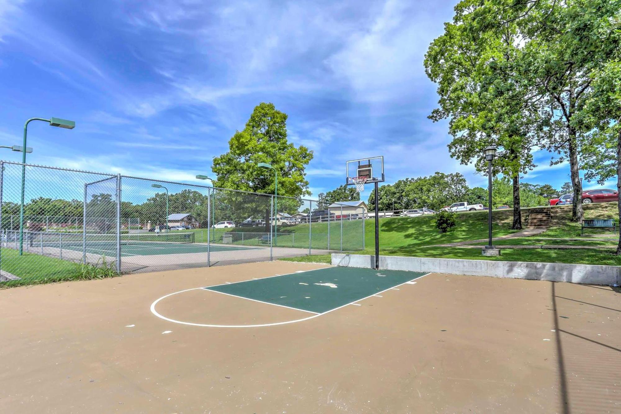 Apartment Convenient With Amenities! Branson