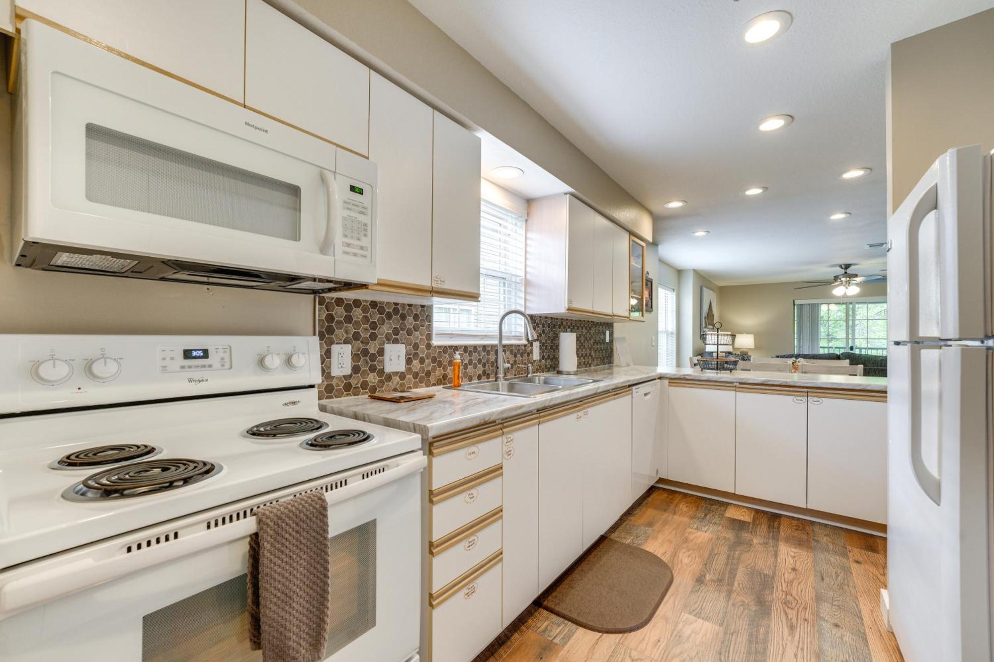 Apartment Convenient With Amenities!