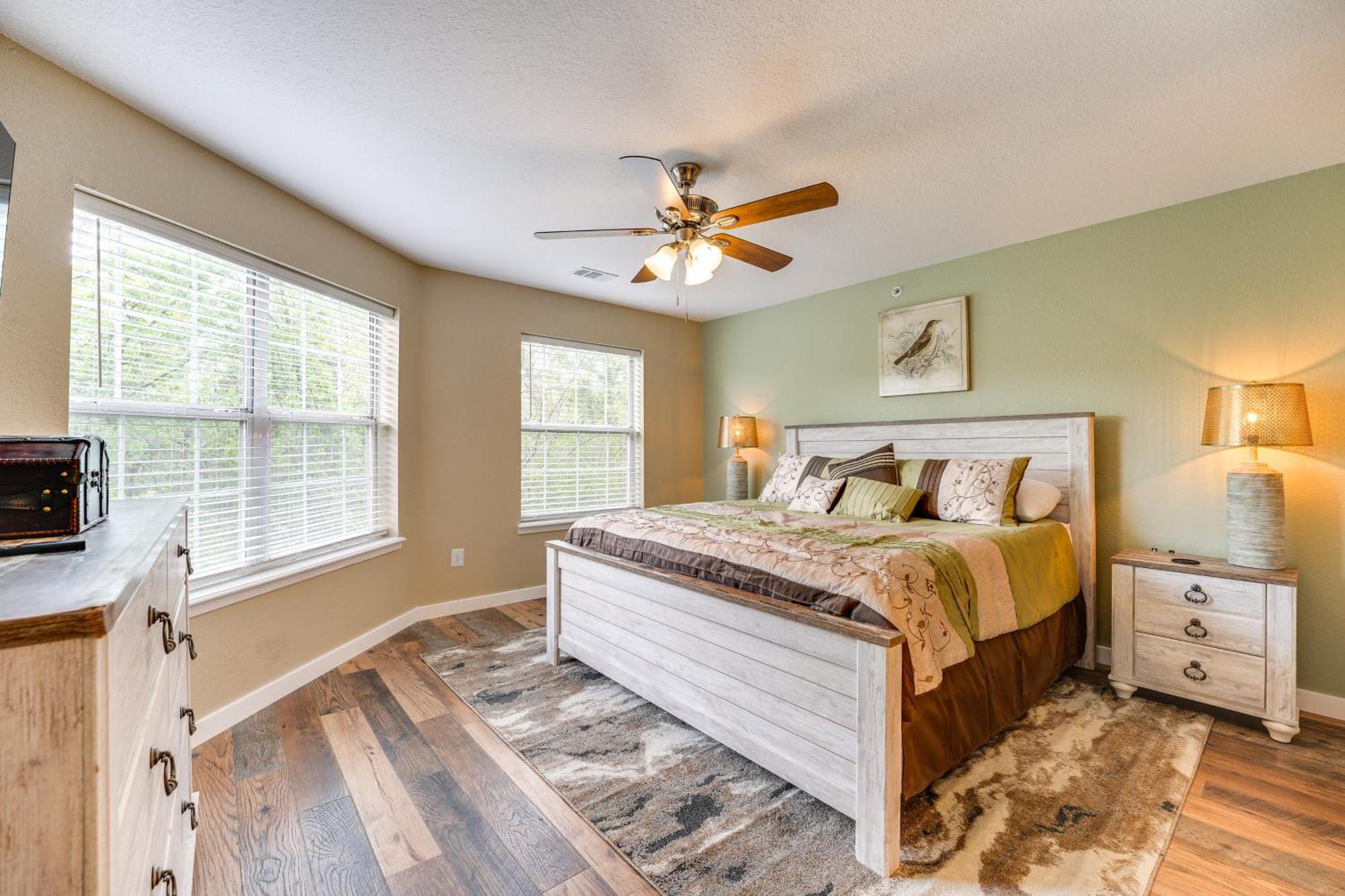 Convenient With Amenities! Branson