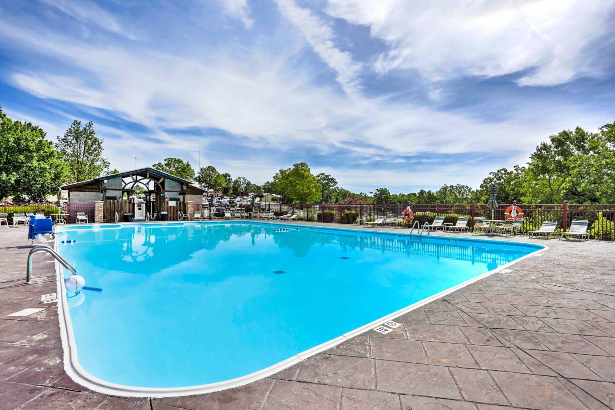 Apartment Convenient With Amenities!