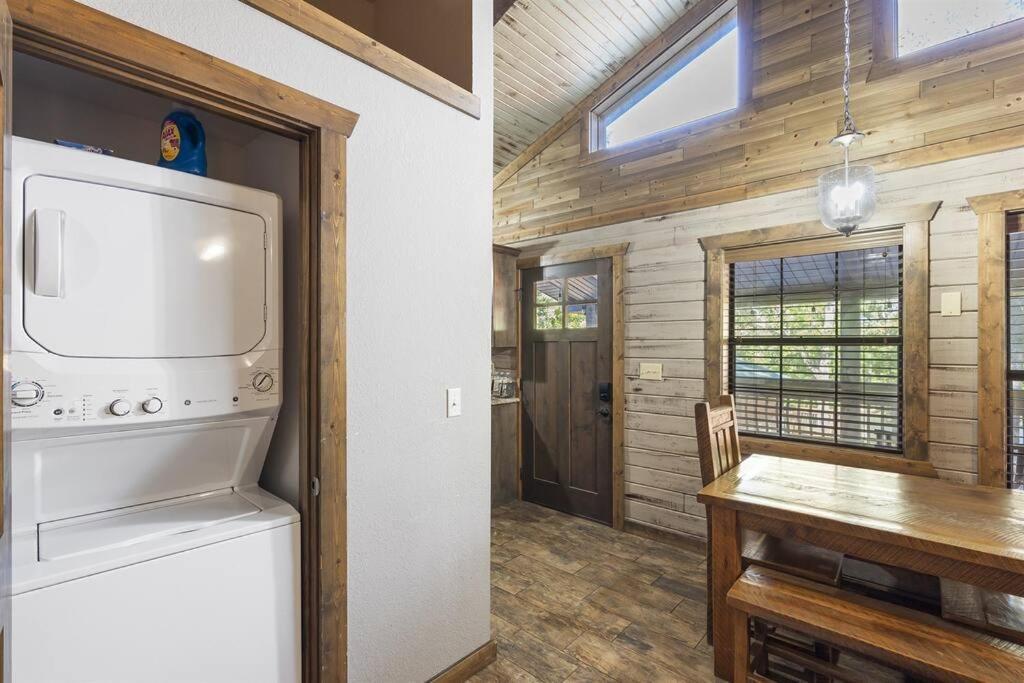 Holiday home Front On Indian Point Branson