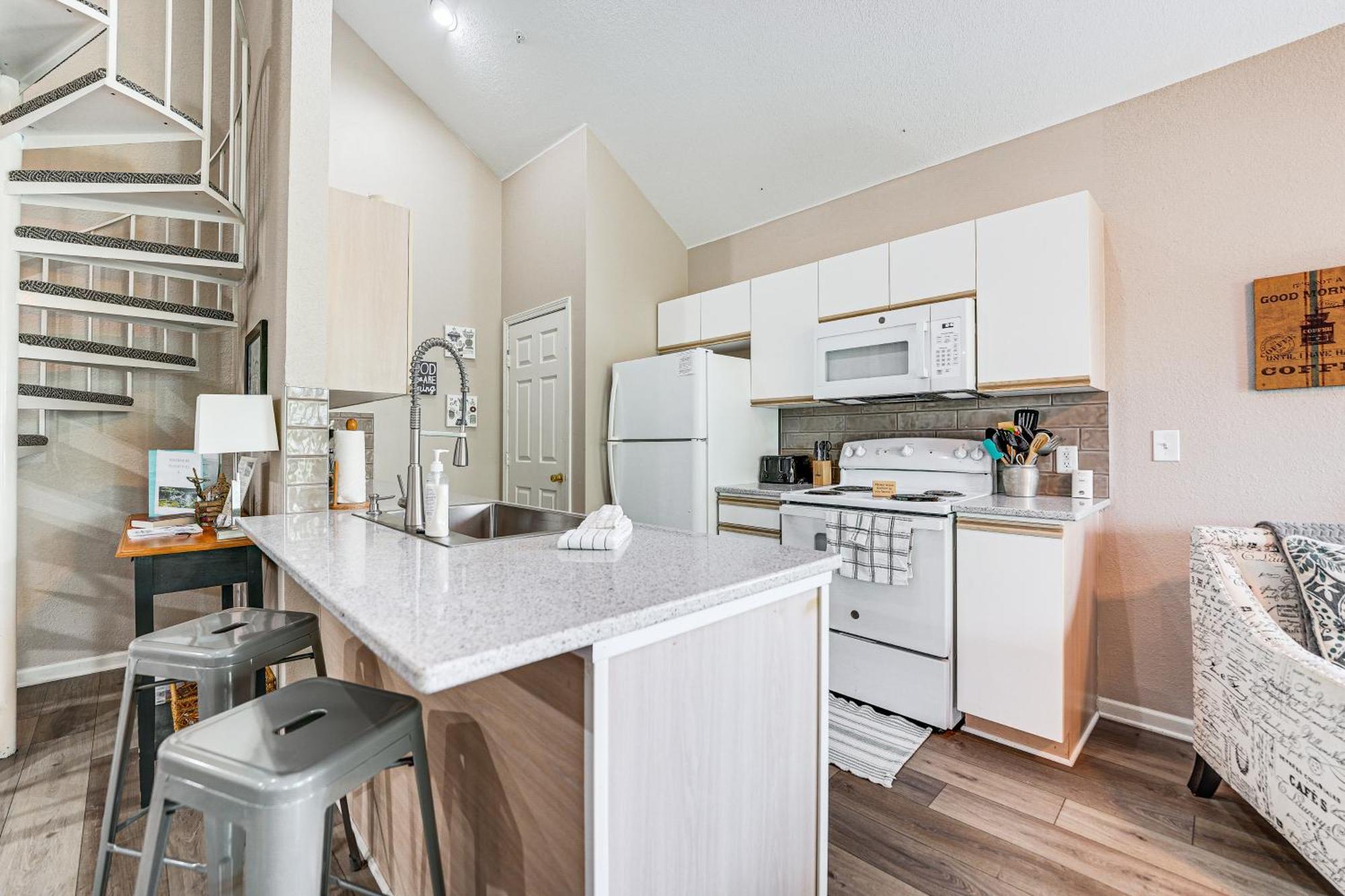 On Golf Course, 4 Mi To Downtown Apartment *
