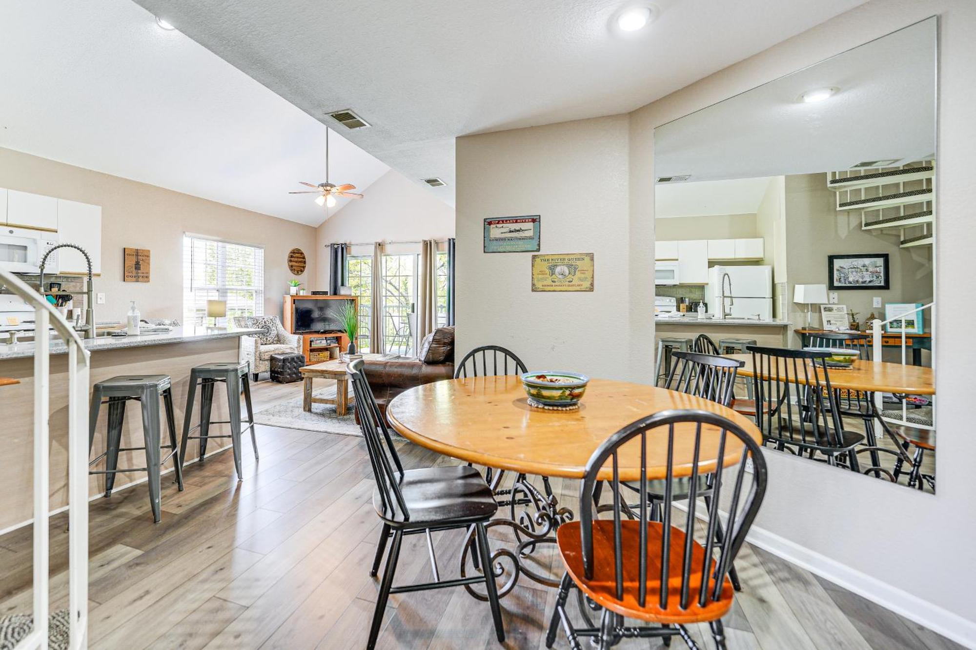 On Golf Course, 4 Mi To Downtown Apartment *