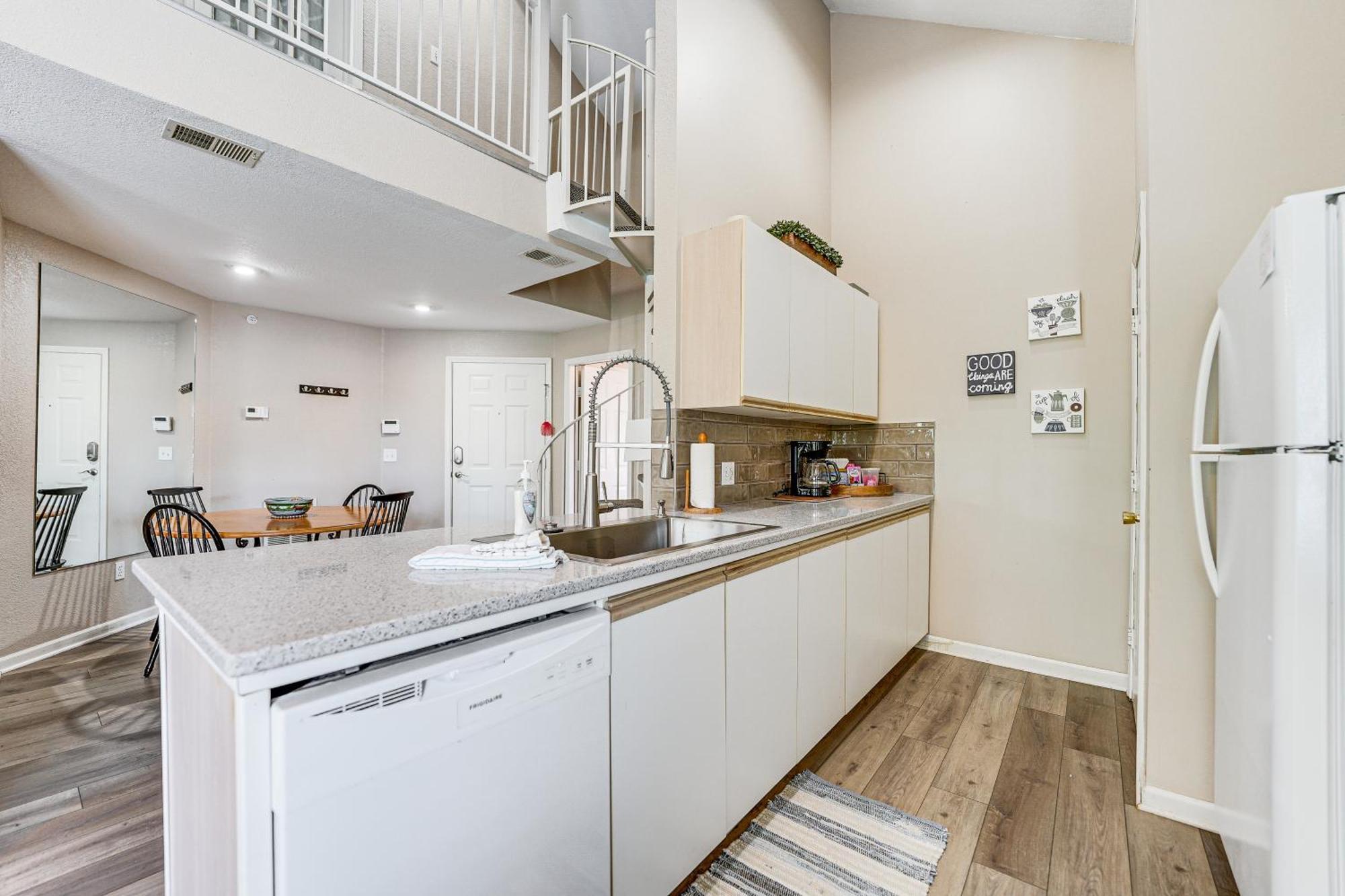 On Golf Course, 4 Mi To Downtown Apartment *