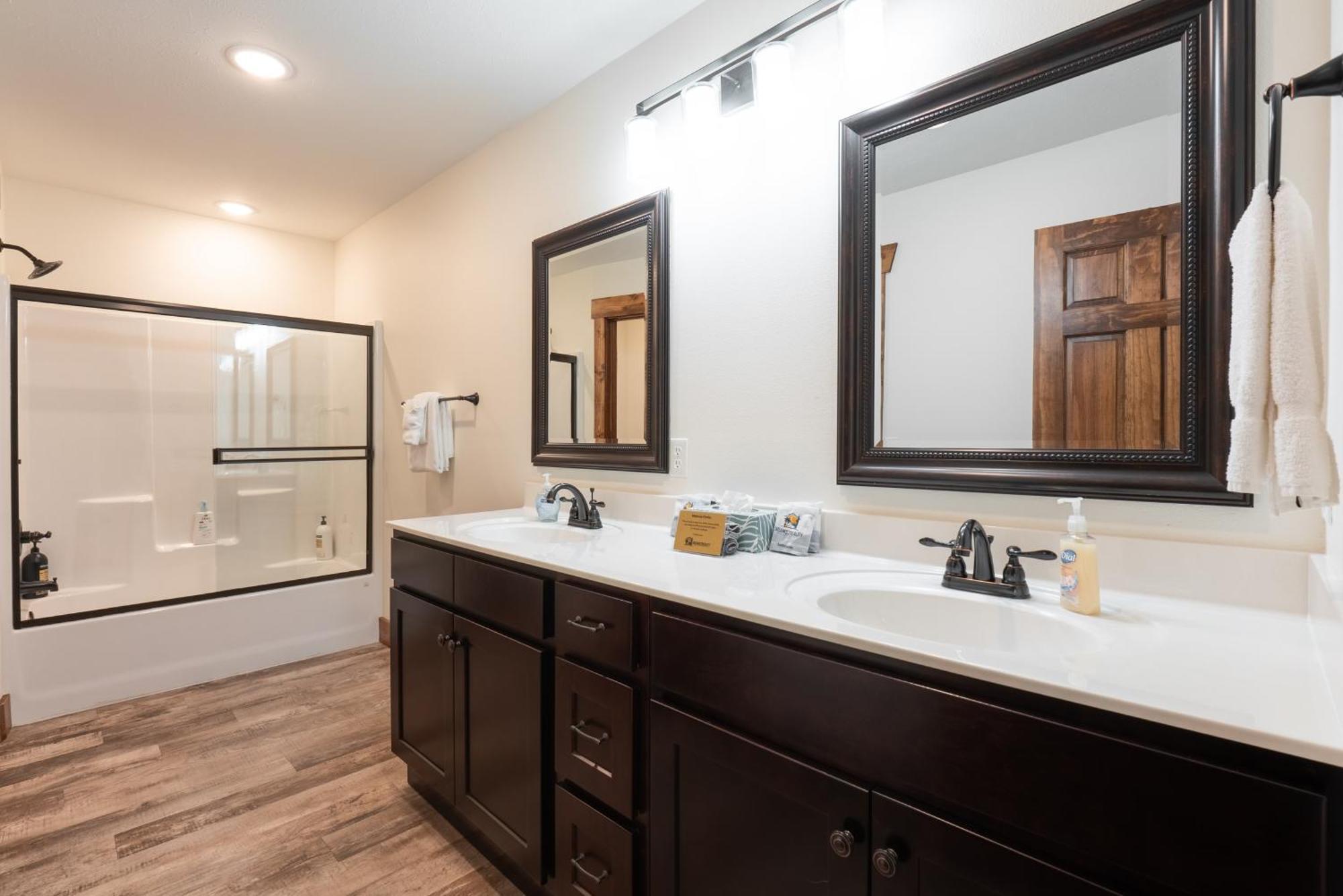 3br Walk-in Near Silver Dollar - Game - Pool - Free Tickets Included - Rr93a *