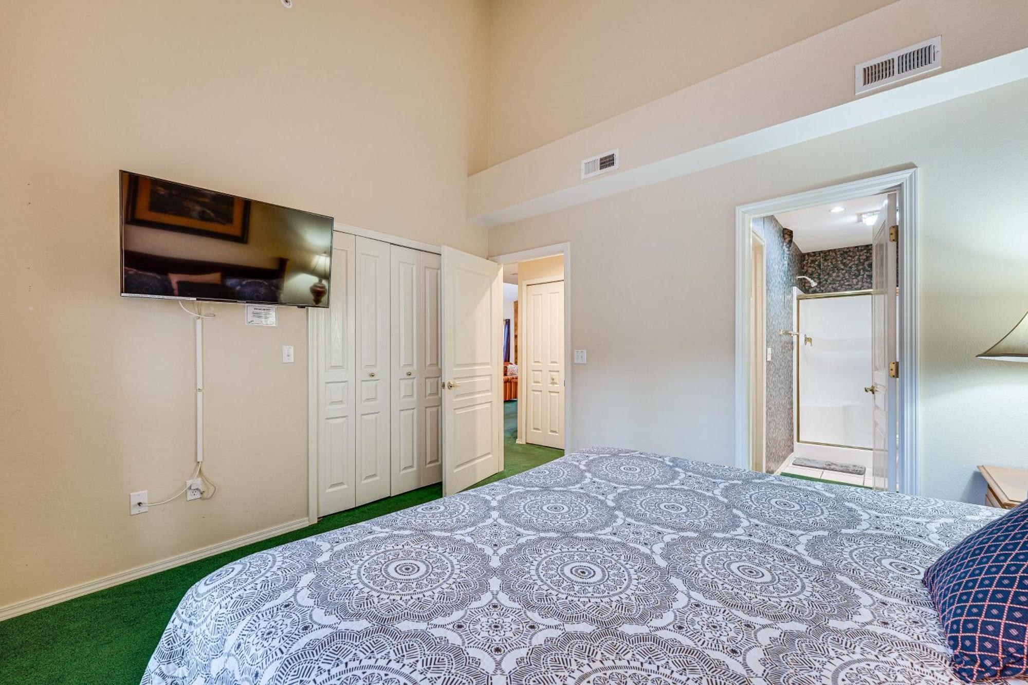 With Golf Course Views Walk To Strip! Apartment Branson